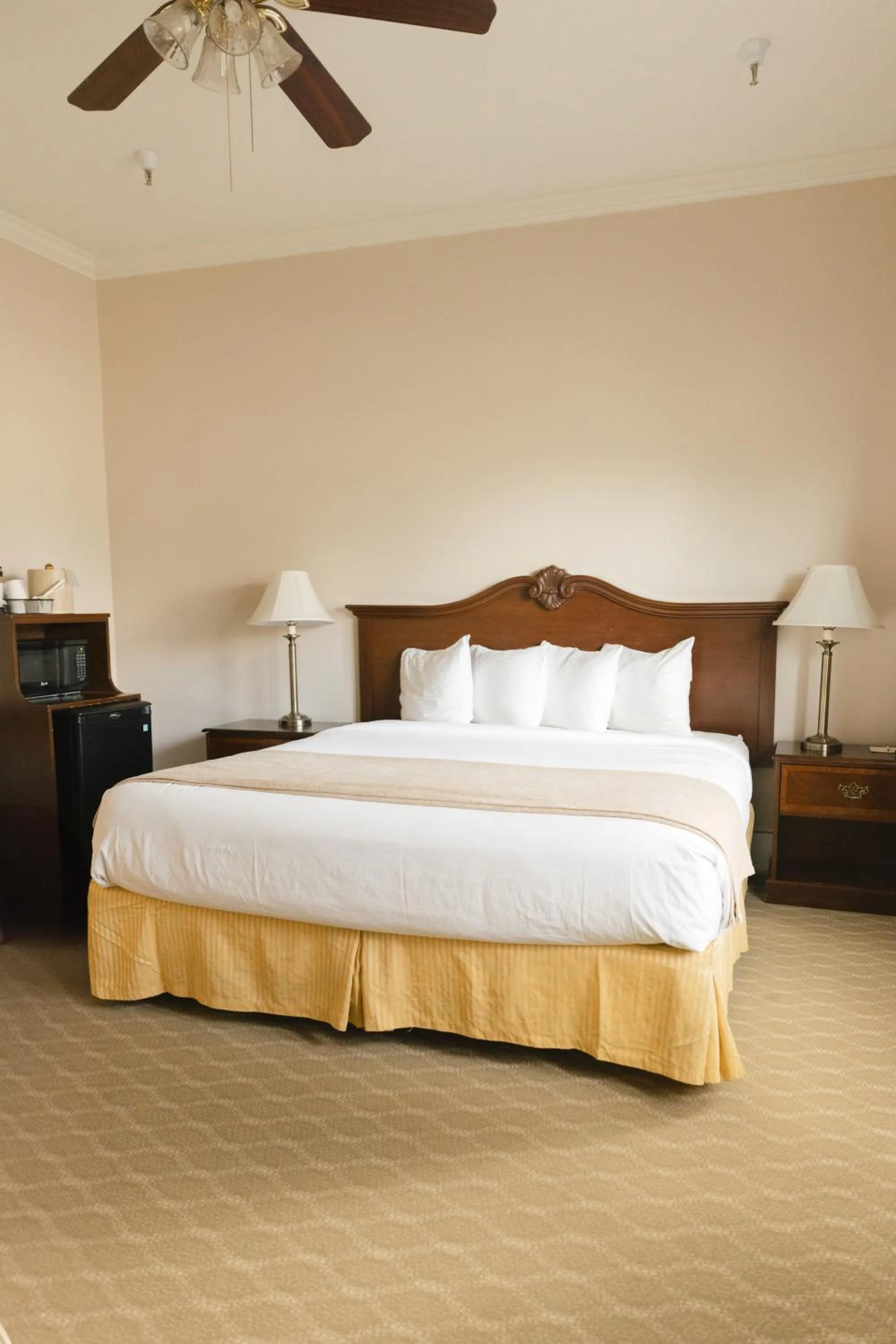 Bed in Historic Santa Maria Inn