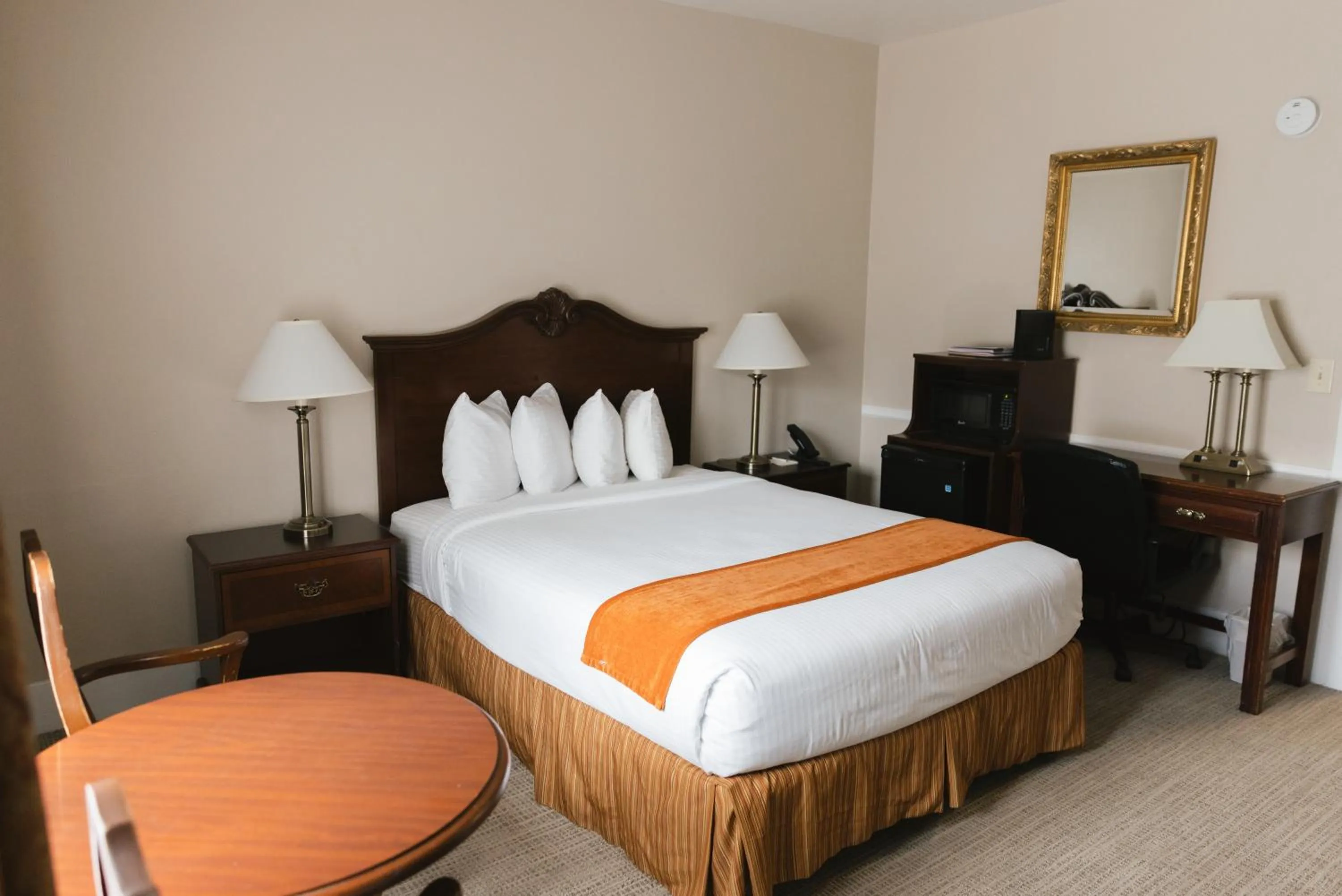 Bed in Historic Santa Maria Inn