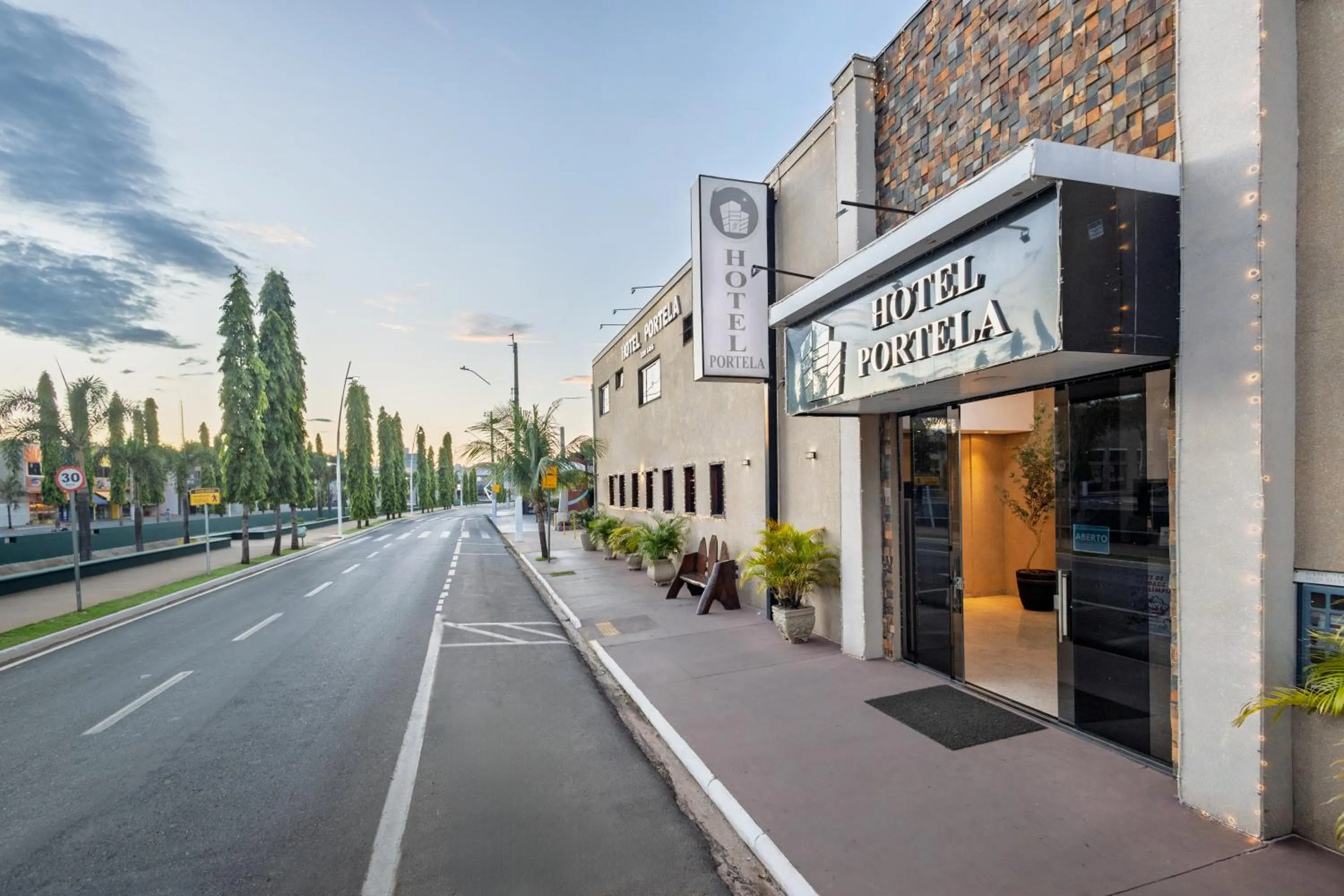 Property building in Hotel Portela II - Av Principal e a 500m do Thermas dos Laranjais