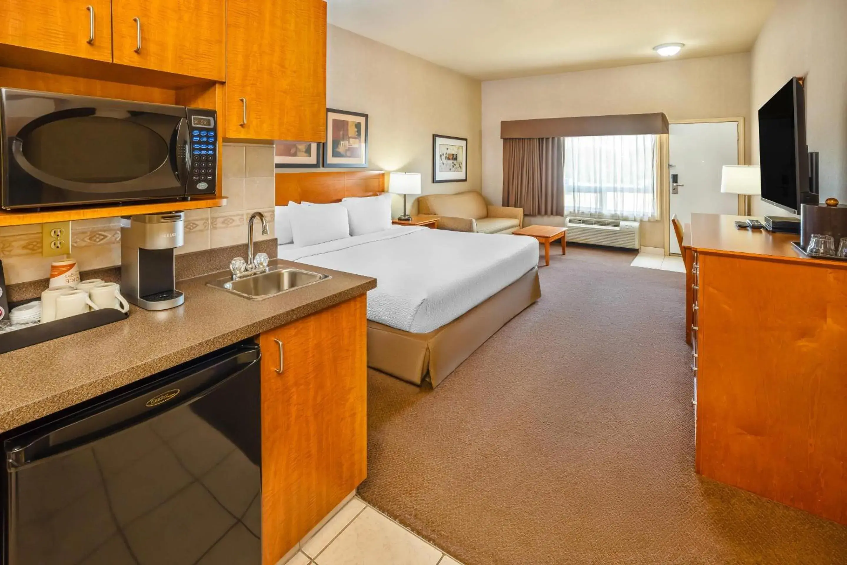 Bedroom, Bed in Clarion Pointe Bedroom, Bed in Clarion Pointe