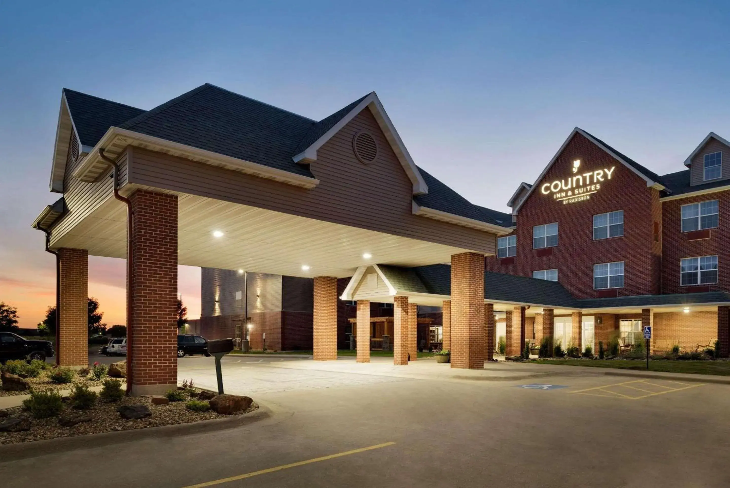 Property building in Country Inn & Suites by Radisson, Coralville, IA Property building in Country Inn & Suites by Radisson, Coralville, IA