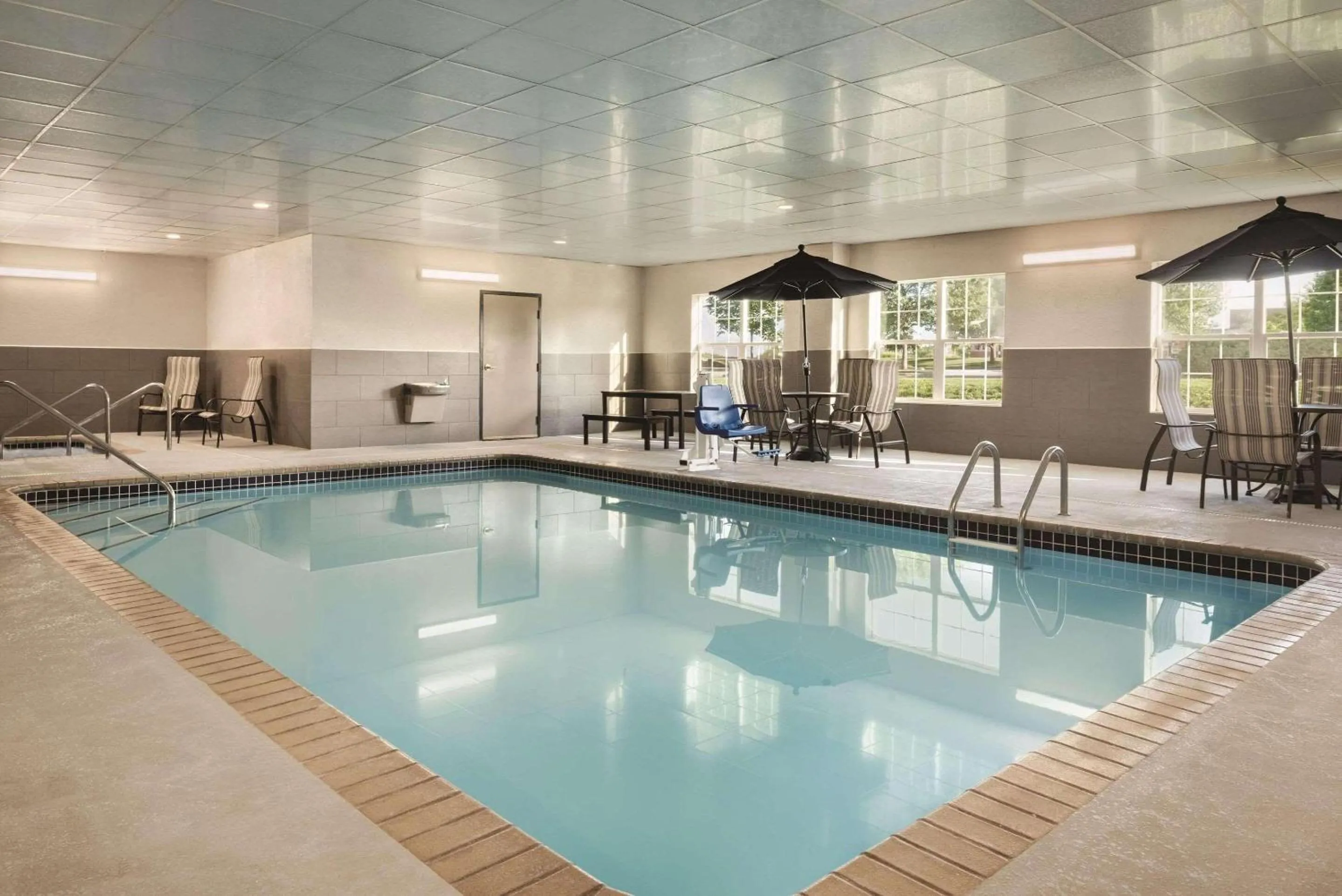 Swimming pool in Country Inn & Suites by Radisson, Coralville, IA