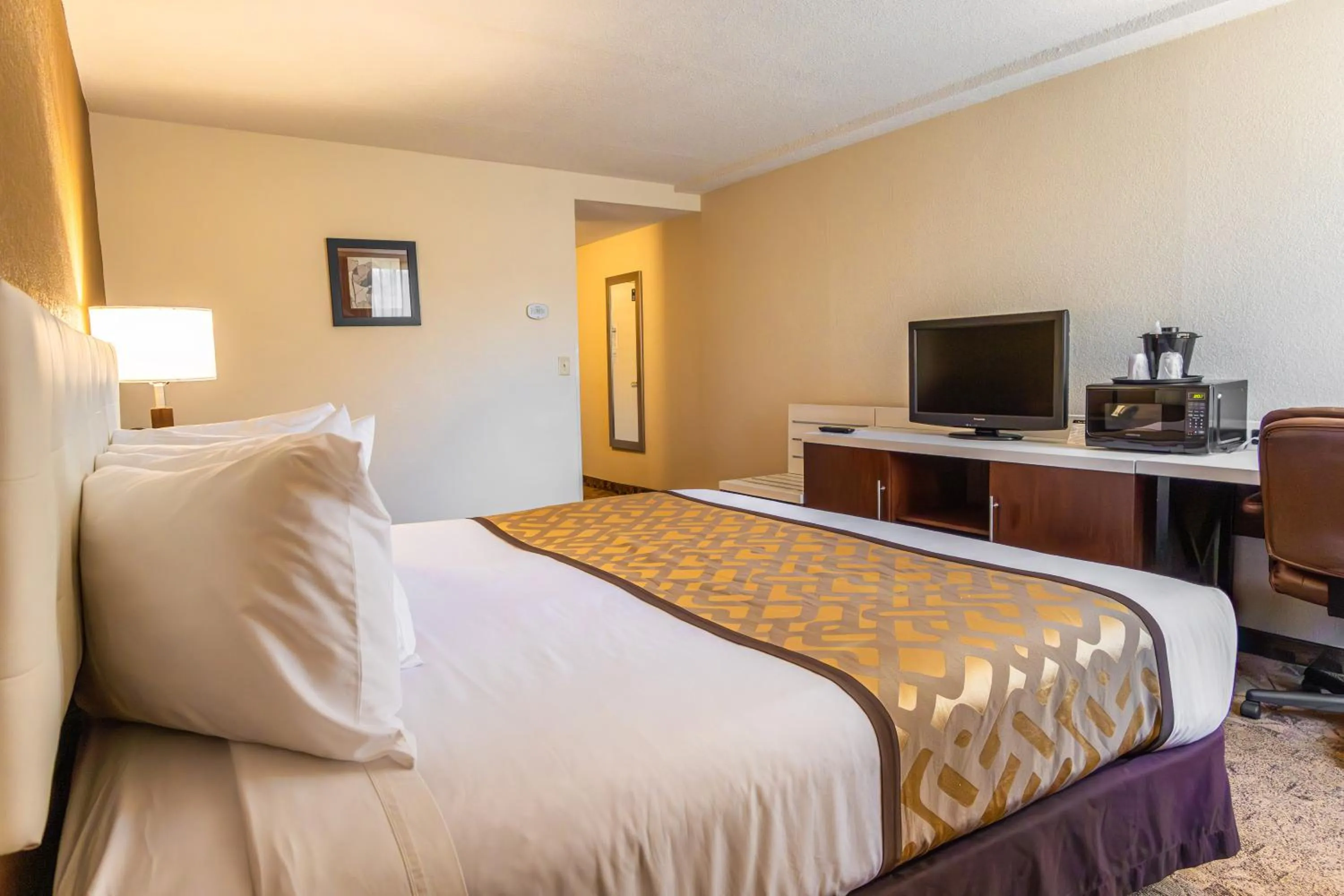 Bed in Village Inn Clemmons-Winston Salem, Trademark by Wyndham