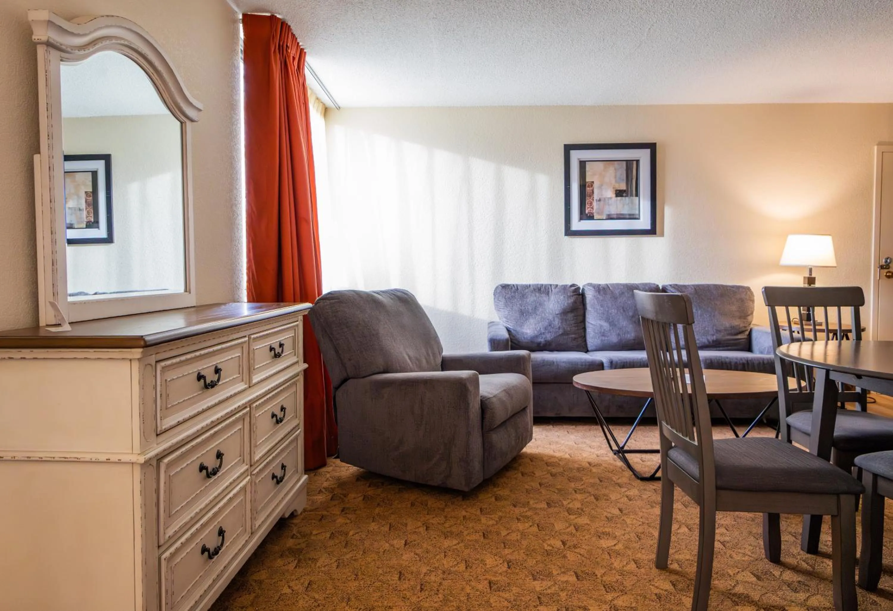 Living room in Village Inn Clemmons-Winston Salem, Trademark by Wyndham