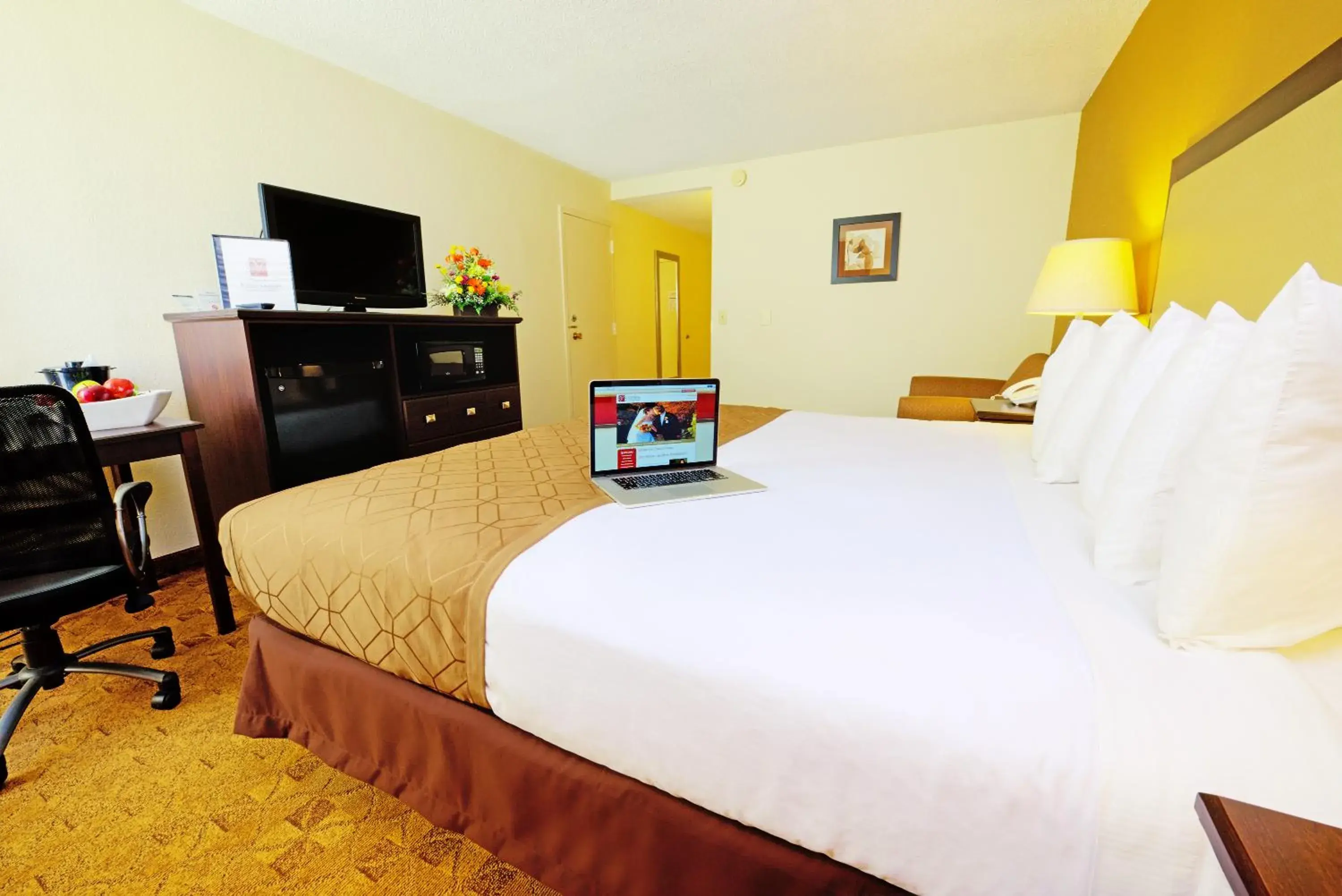 King Room - Non-Smoking in Village Inn Clemmons-Winston Salem, Trademark by Wyndham King Room - Non-Smoking in Village Inn Clemmons-Winston Salem, Trademark by Wyndham