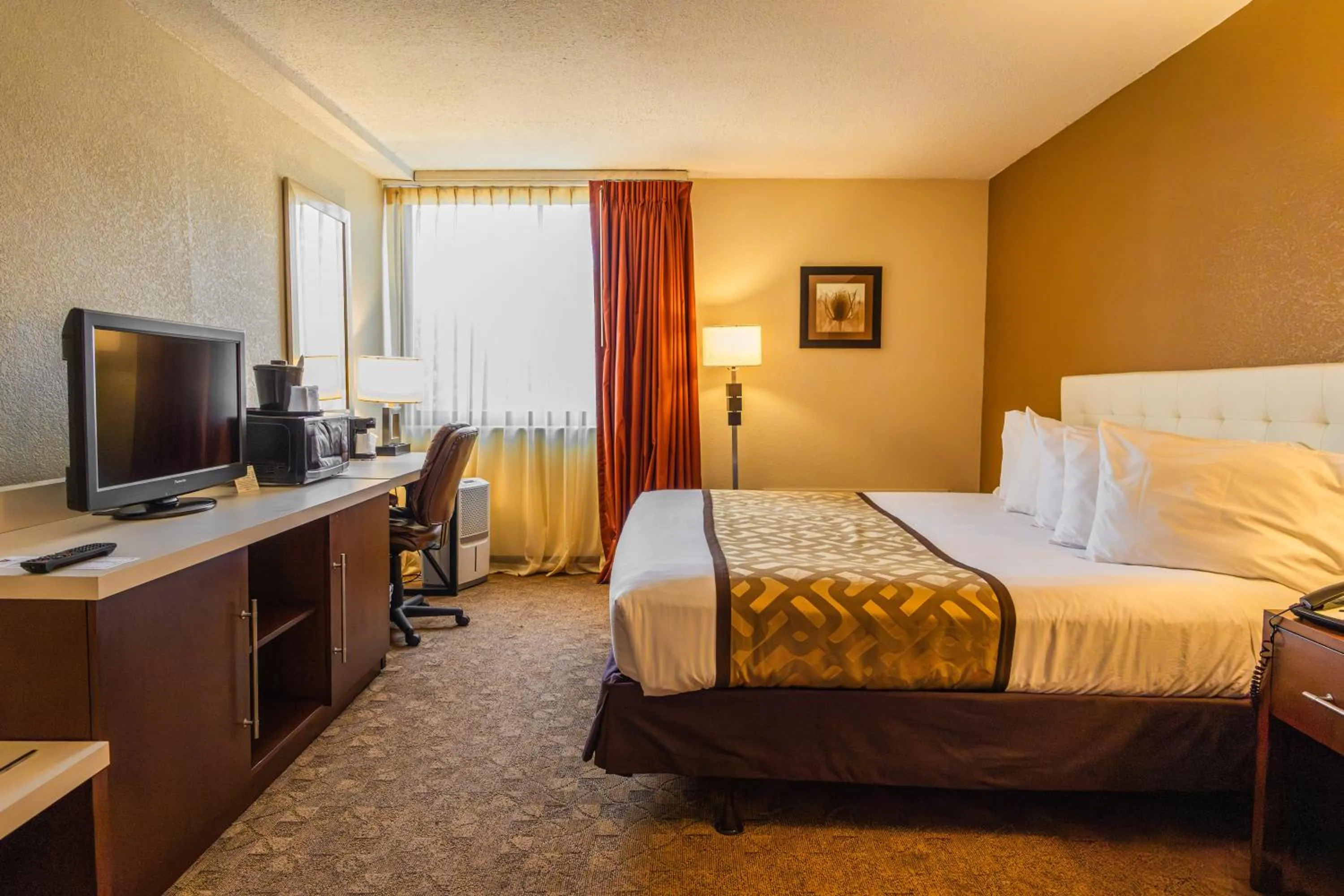 Bedroom, Bed in Village Inn Clemmons-Winston Salem, Trademark by Wyndham