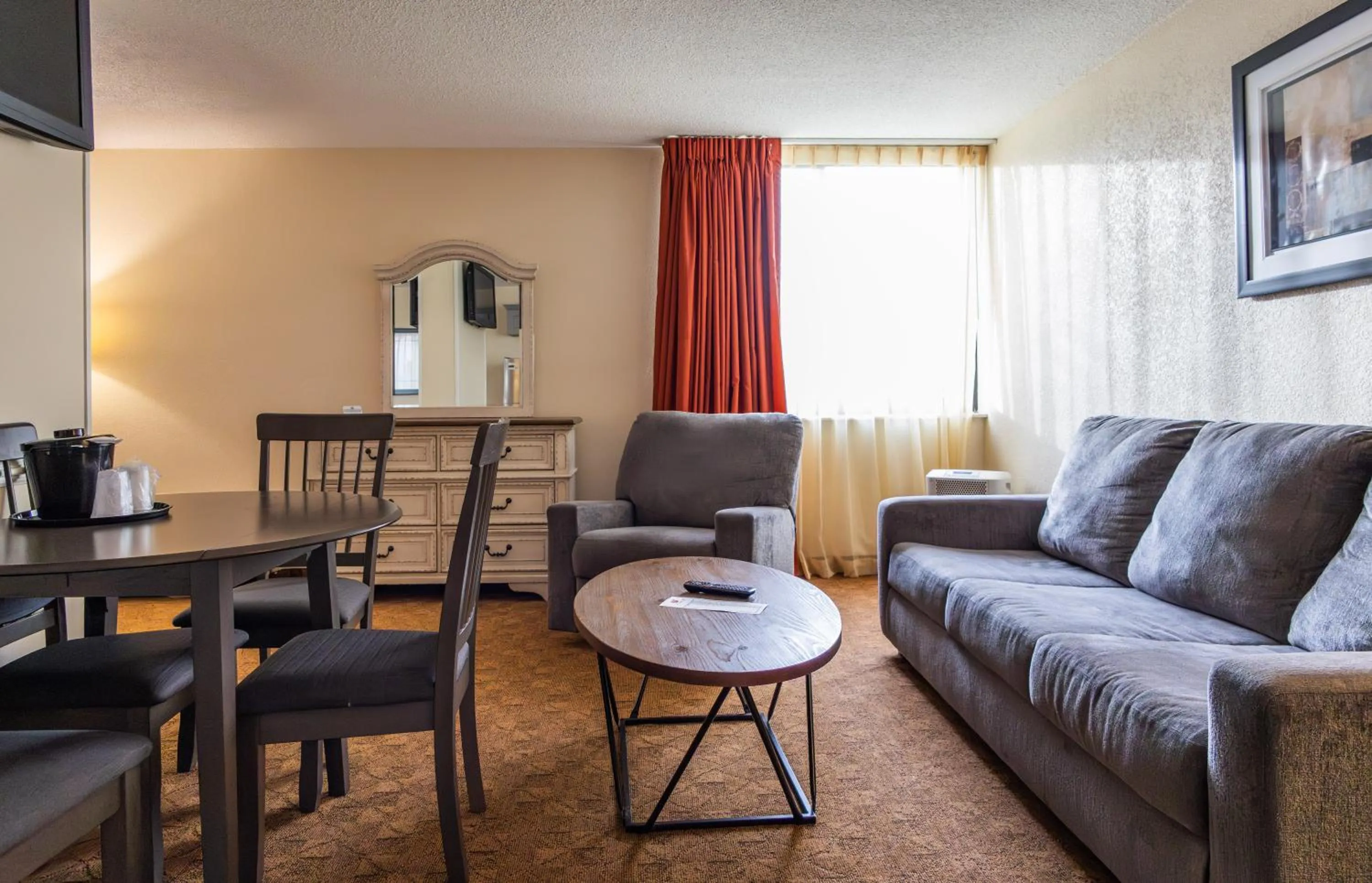 Living room in Village Inn Clemmons-Winston Salem, Trademark by Wyndham