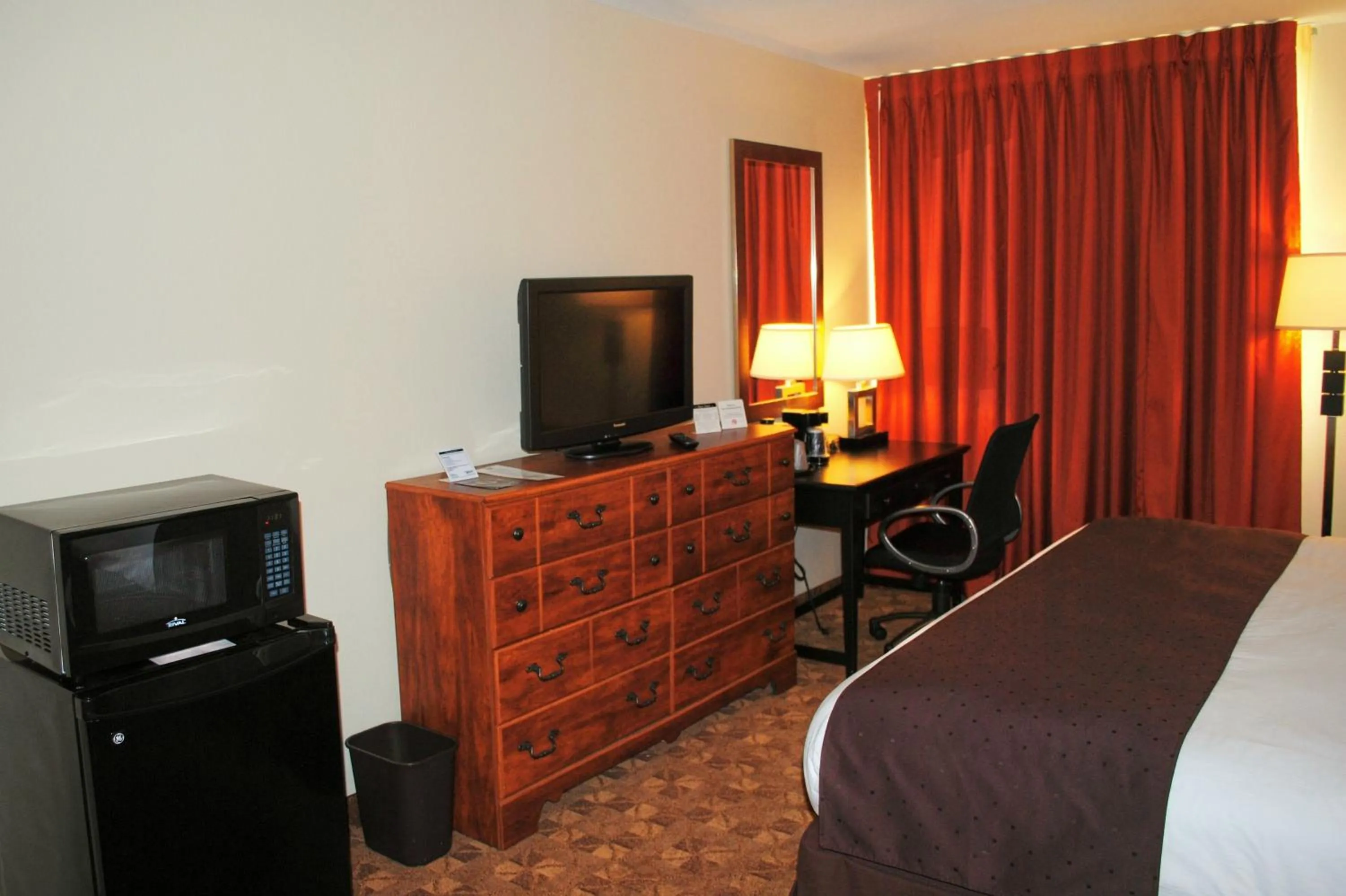 Bedroom, Bed in Village Inn Clemmons-Winston Salem, Trademark by Wyndham