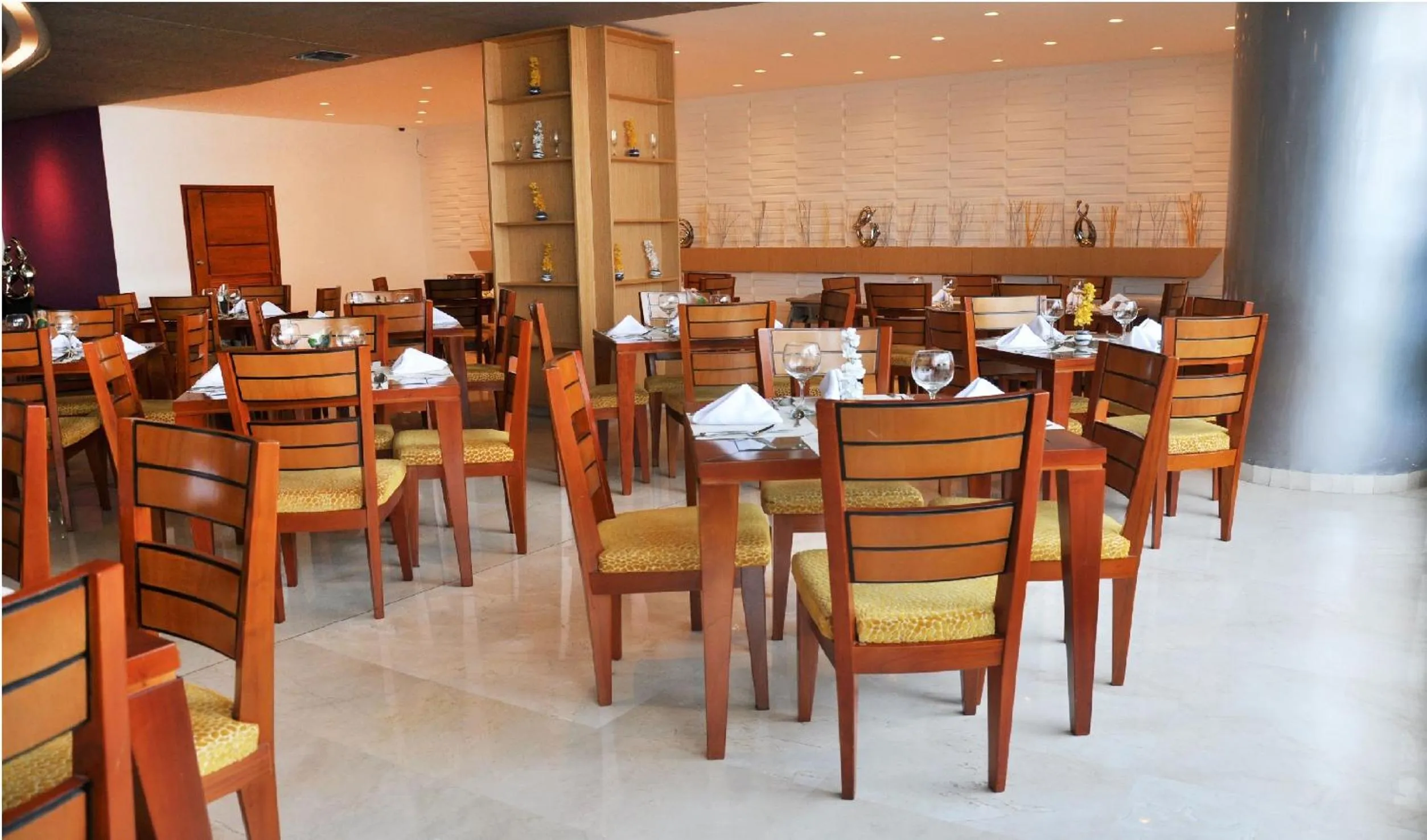 Restaurant/places to eat in Hotel Atrium Plaza