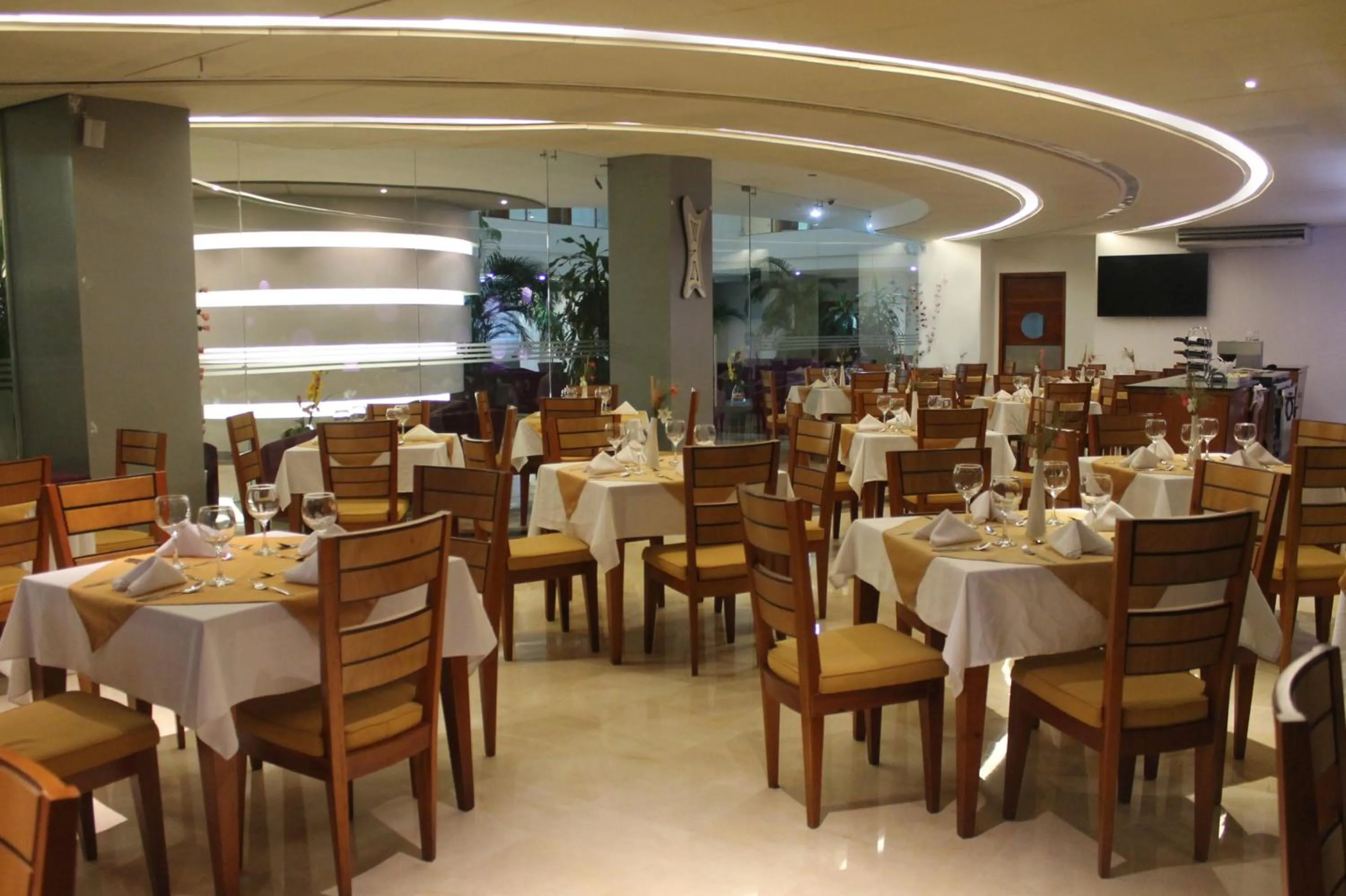 Restaurant/places to eat in Hotel Atrium Plaza