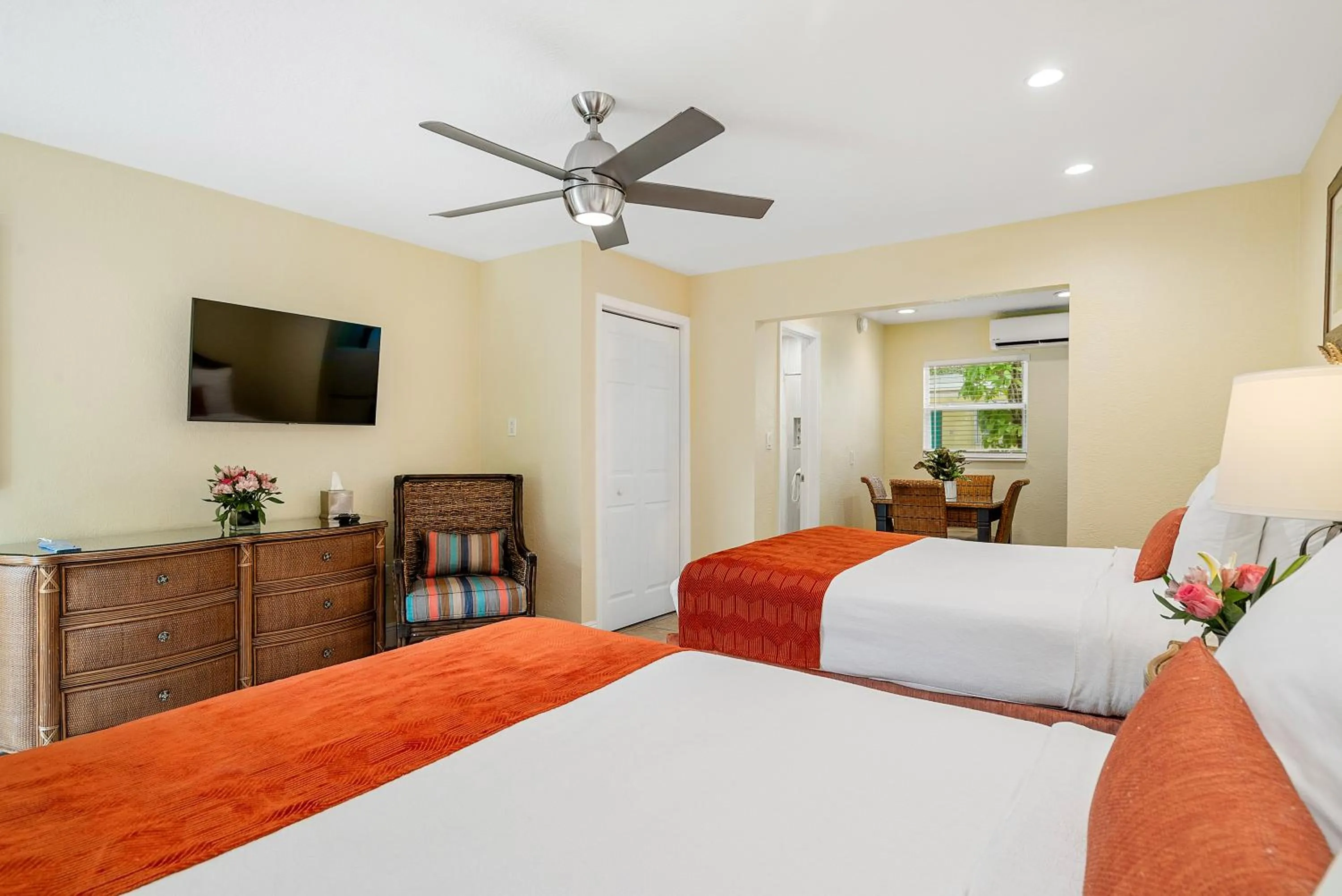 Bedroom, Bed in Bay Harbor Lodge