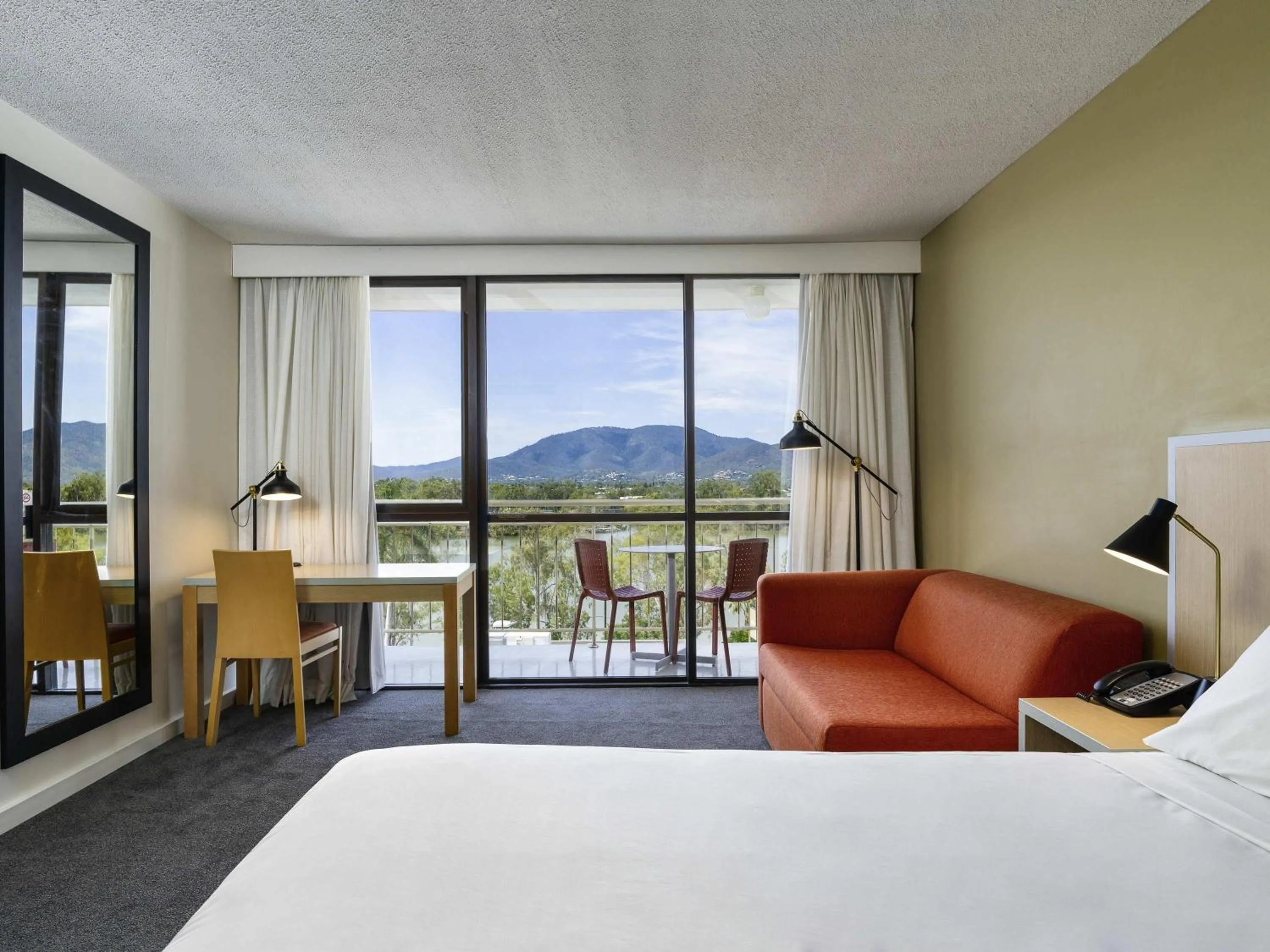 Bedroom, Bed in Mercure Rockhampton