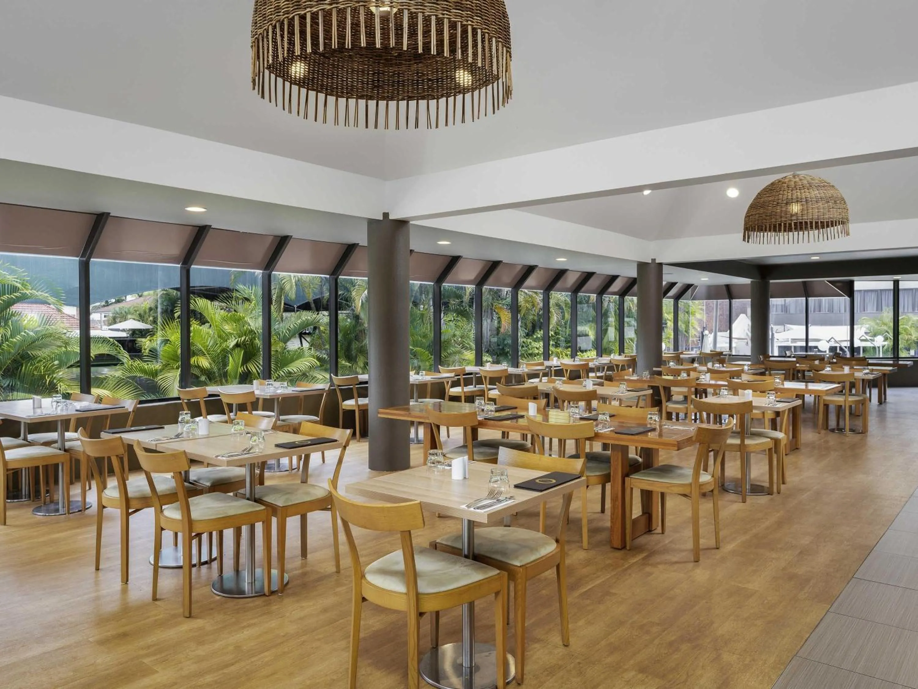 Restaurant/places to eat in Mercure Rockhampton
