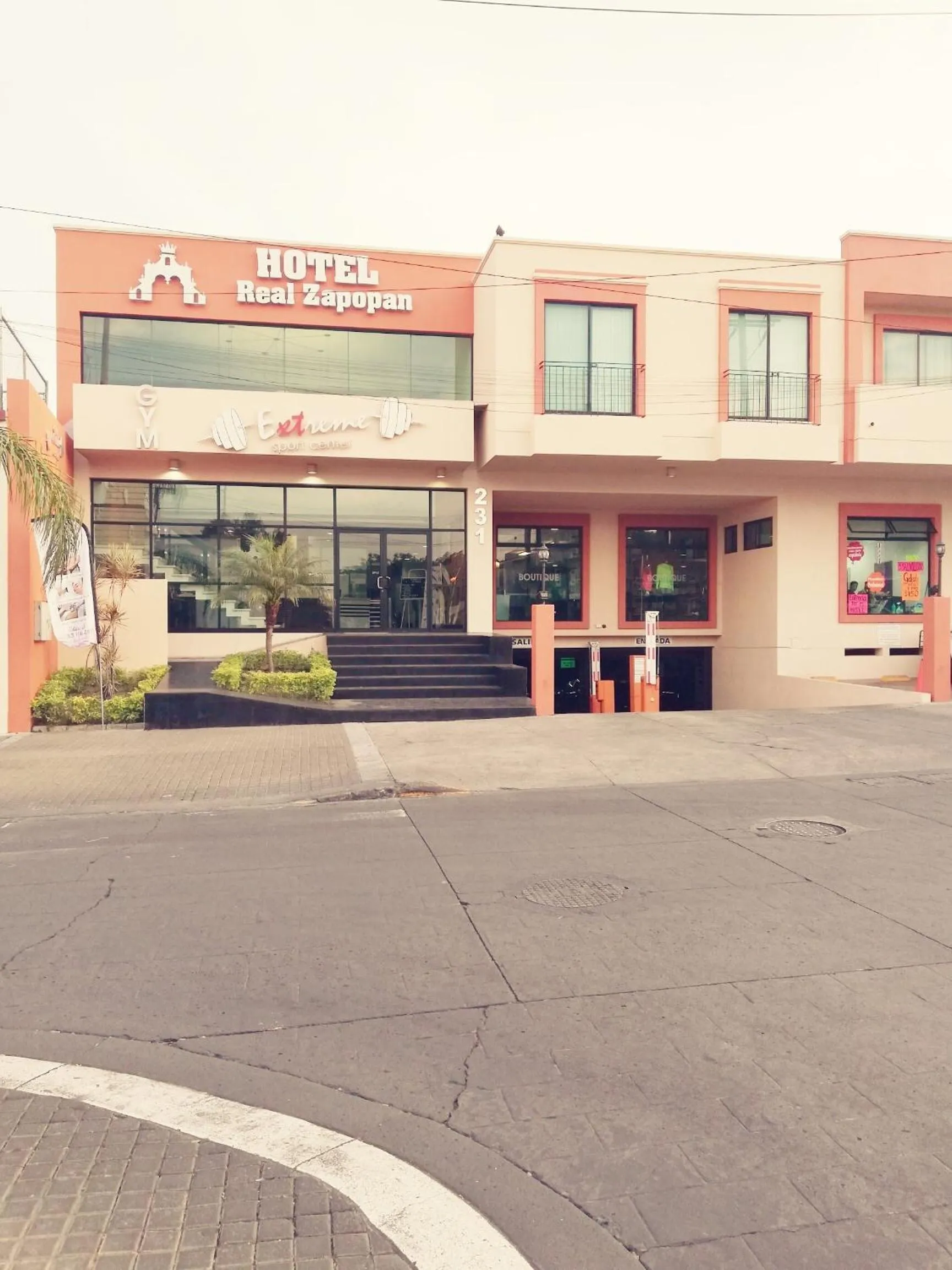 Facade/entrance in Hotel Real Zapopan