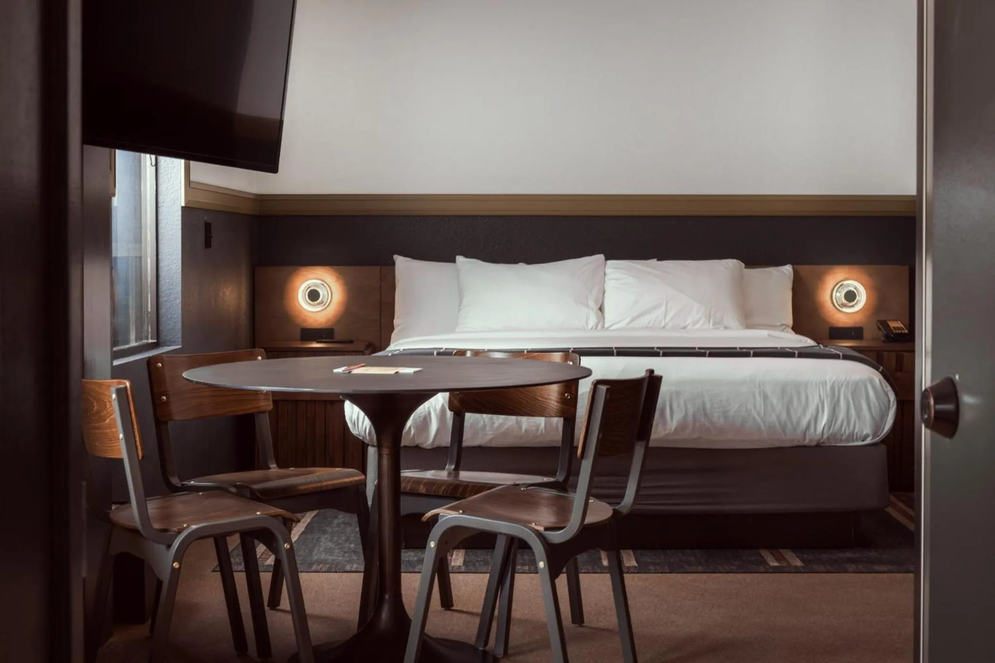 Photo of the whole room, Bed in The Ozarker Lodge