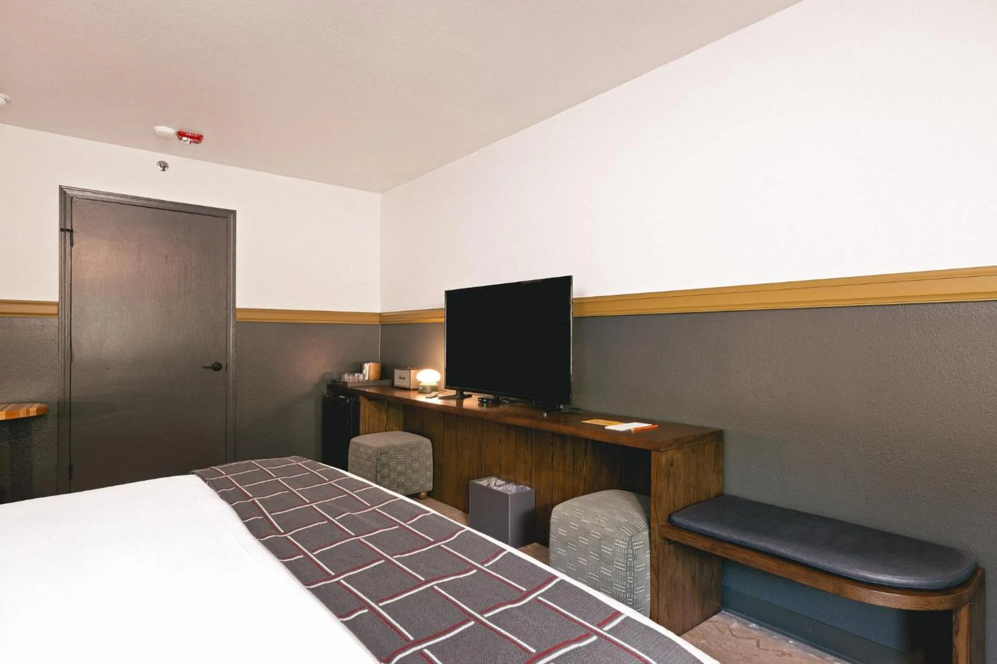 Photo of the whole room, Bed in The Ozarker Lodge