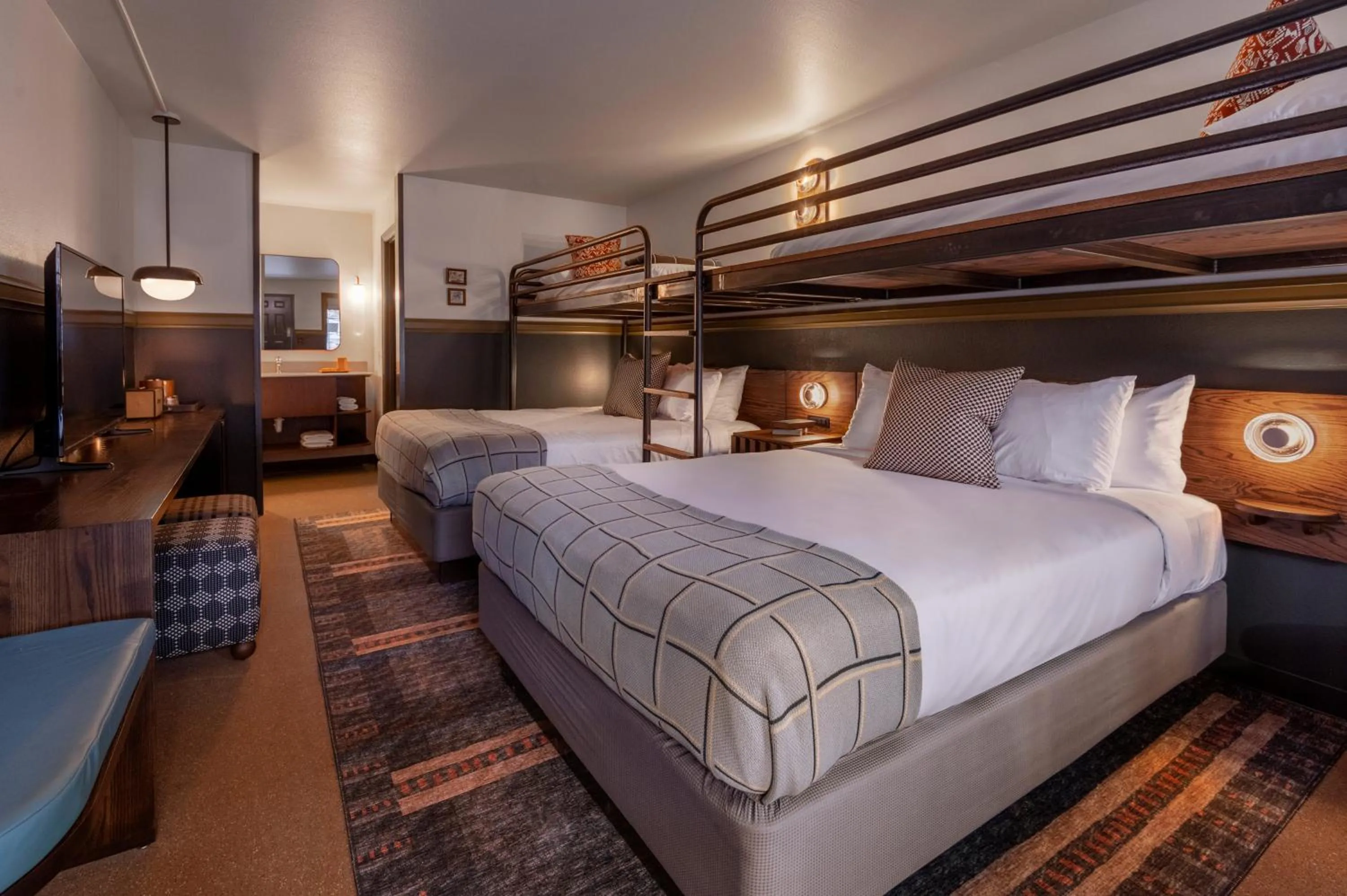 Photo of the whole room, Bed in The Ozarker Lodge