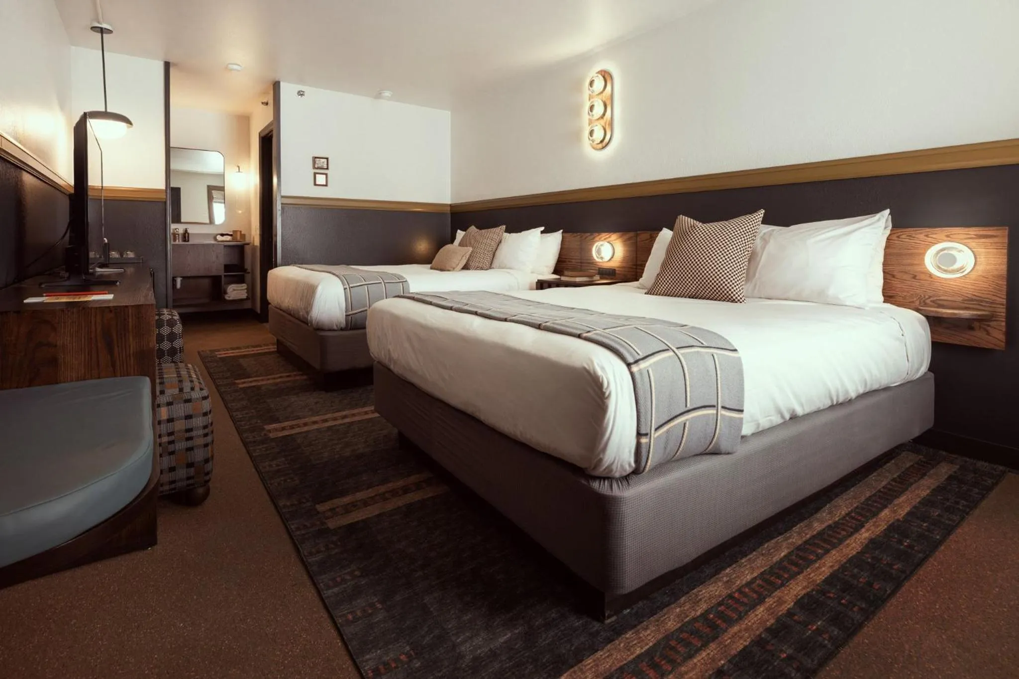 Photo of the whole room, Bed in The Ozarker Lodge