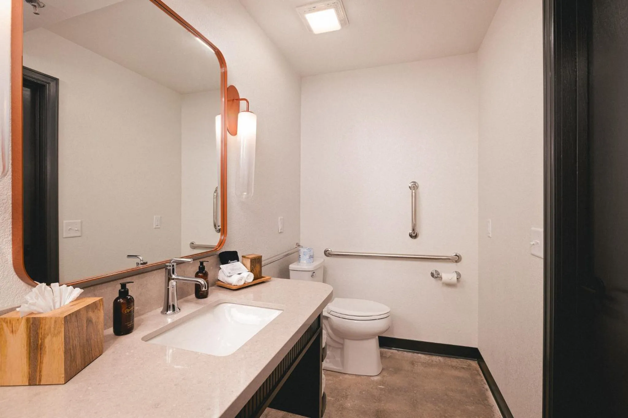 Bathroom in The Ozarker Lodge