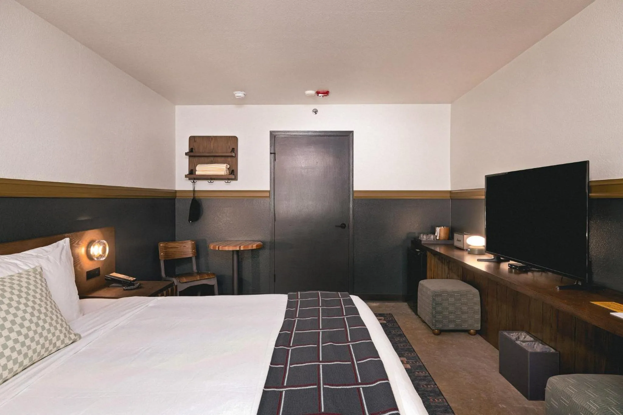 Photo of the whole room, Bed in The Ozarker Lodge