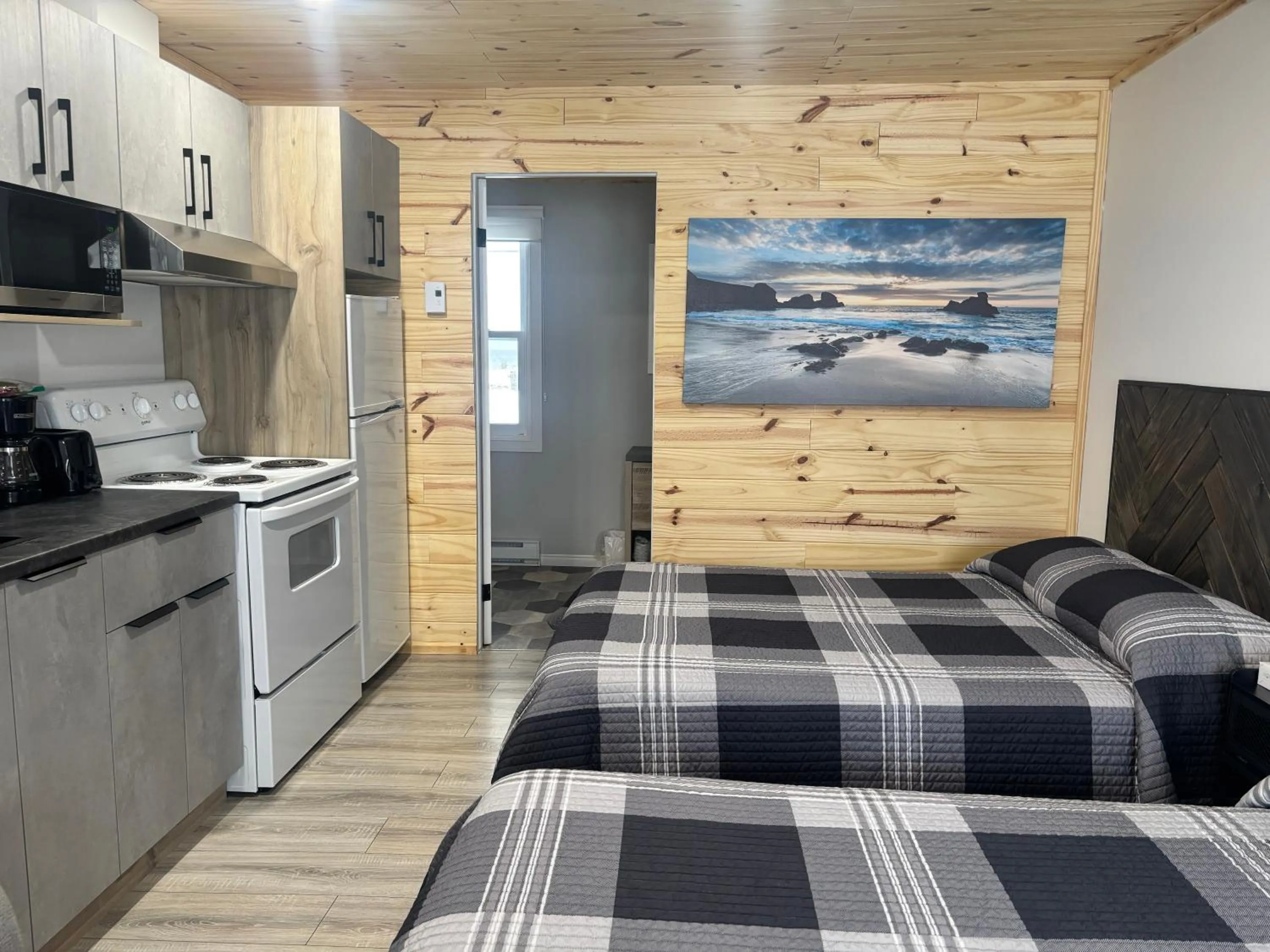 Kitchen or kitchenette, Bed in Les studios de la mer