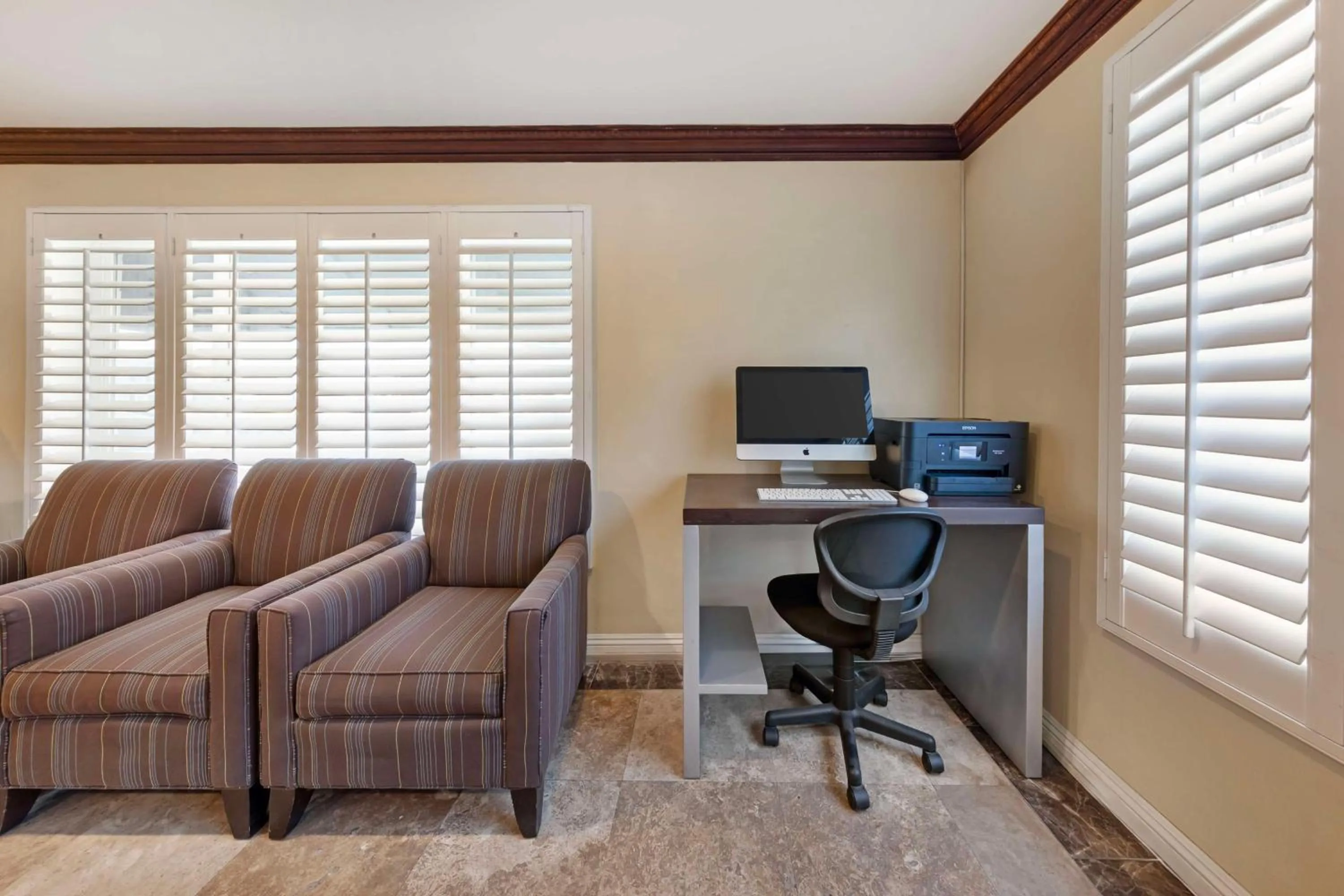 Business facilities in Best Western Harbour Inn & Suites Huntington - Sunset Beach