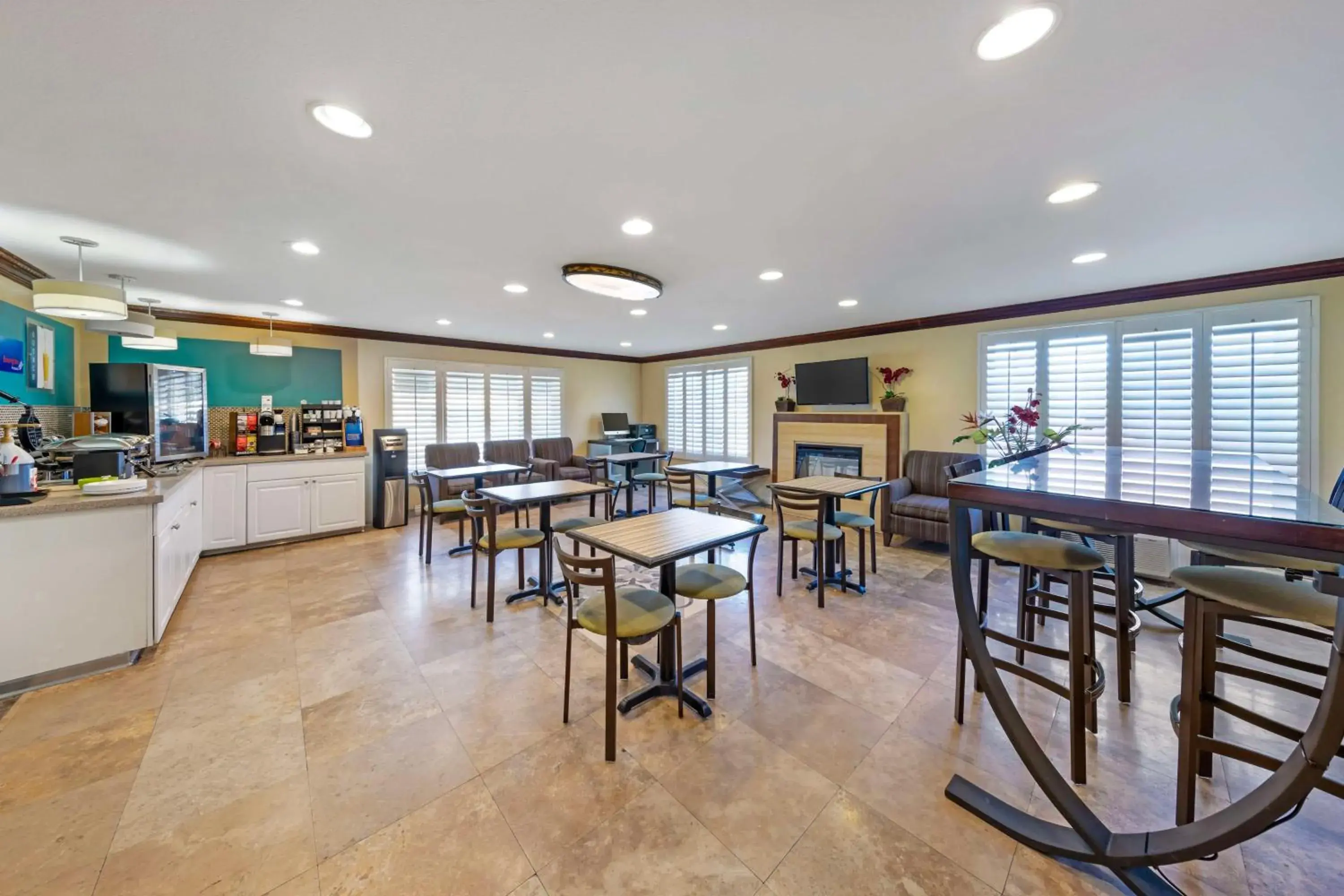 Breakfast in Best Western Harbour Inn & Suites Huntington - Sunset Beach Breakfast in Best Western Harbour Inn & Suites Huntington - Sunset Beach