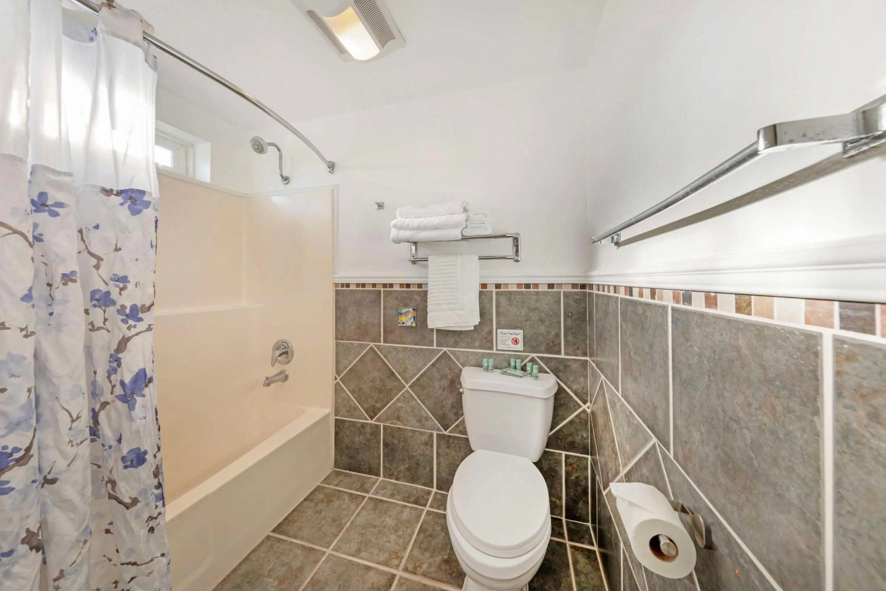 Bathroom in Best Western Harbour Inn & Suites Huntington - Sunset Beach