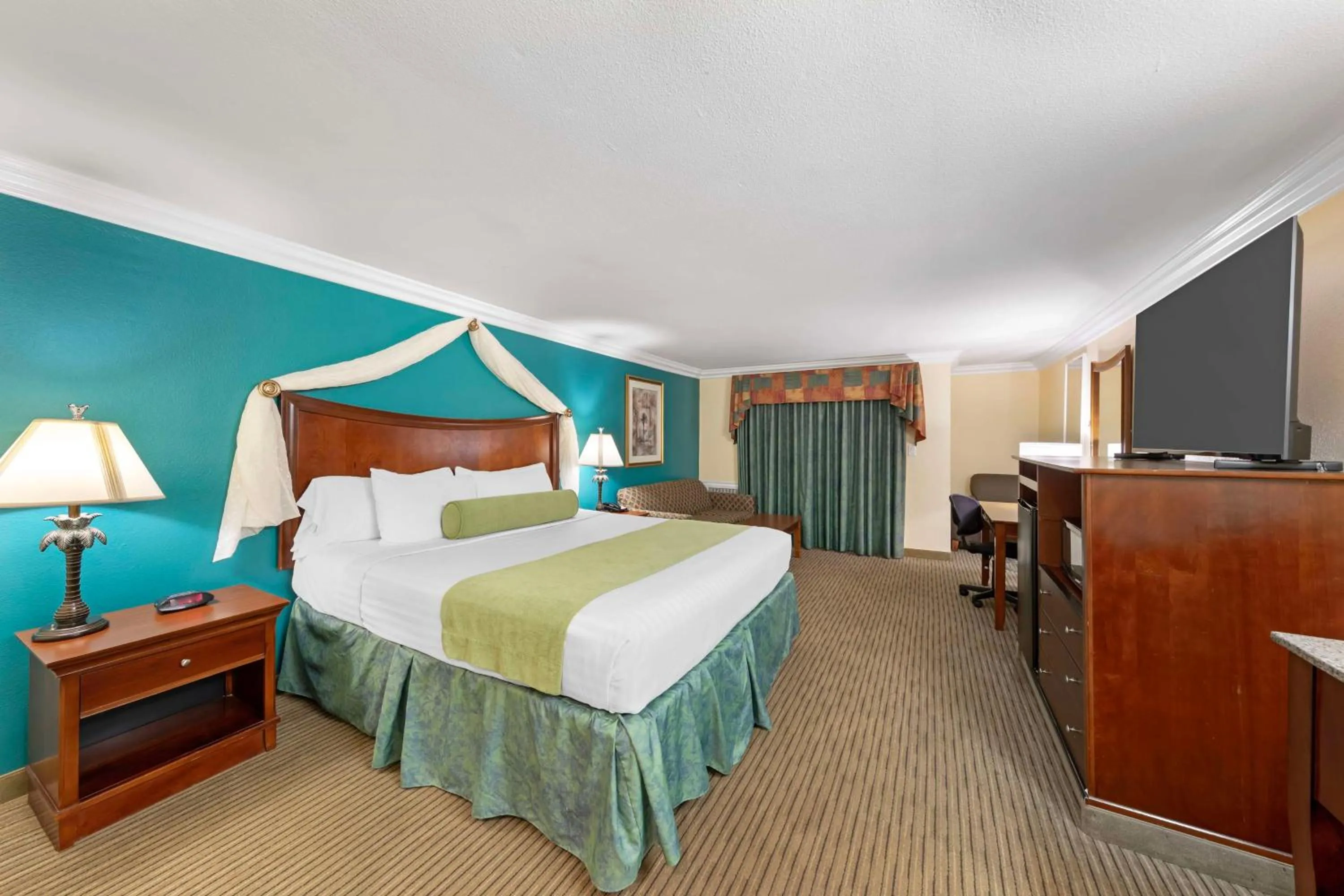 Bedroom, Bed in Best Western Harbour Inn & Suites Huntington - Sunset Beach