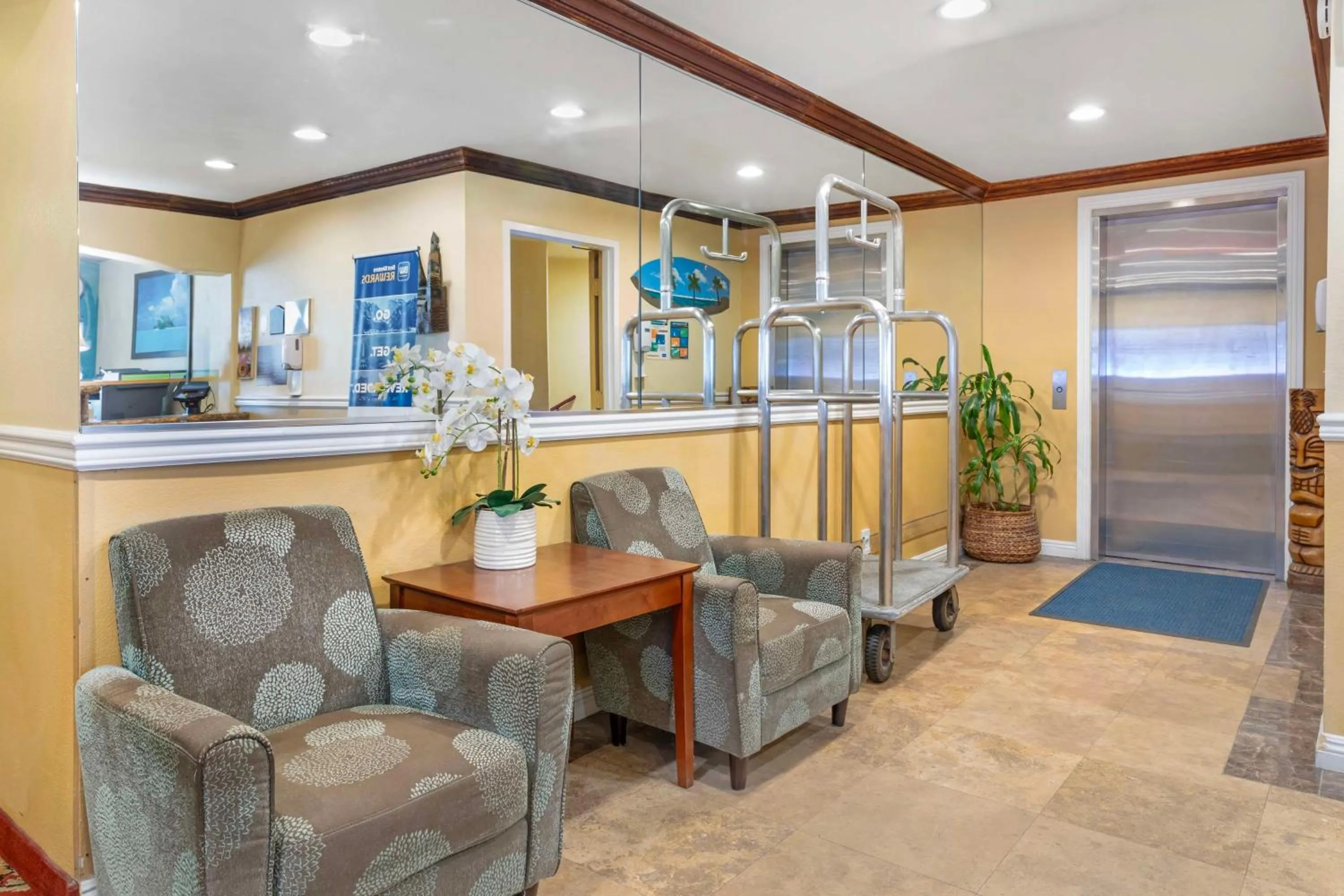 Lobby or reception in Best Western Harbour Inn & Suites Huntington - Sunset Beach