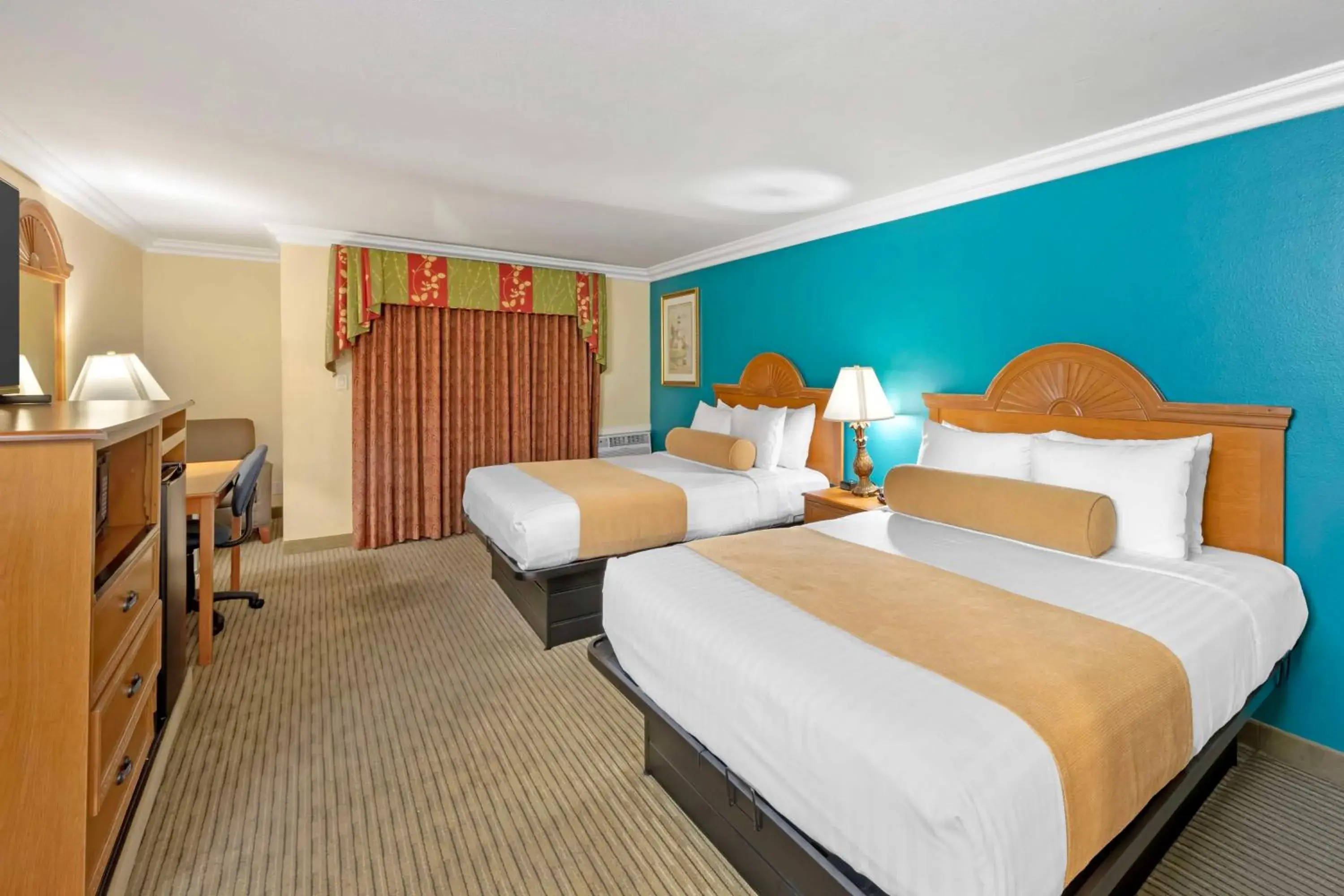 Bedroom, Bed in Best Western Harbour Inn & Suites Huntington - Sunset Beach Bedroom, Bed in Best Western Harbour Inn & Suites Huntington - Sunset Beach