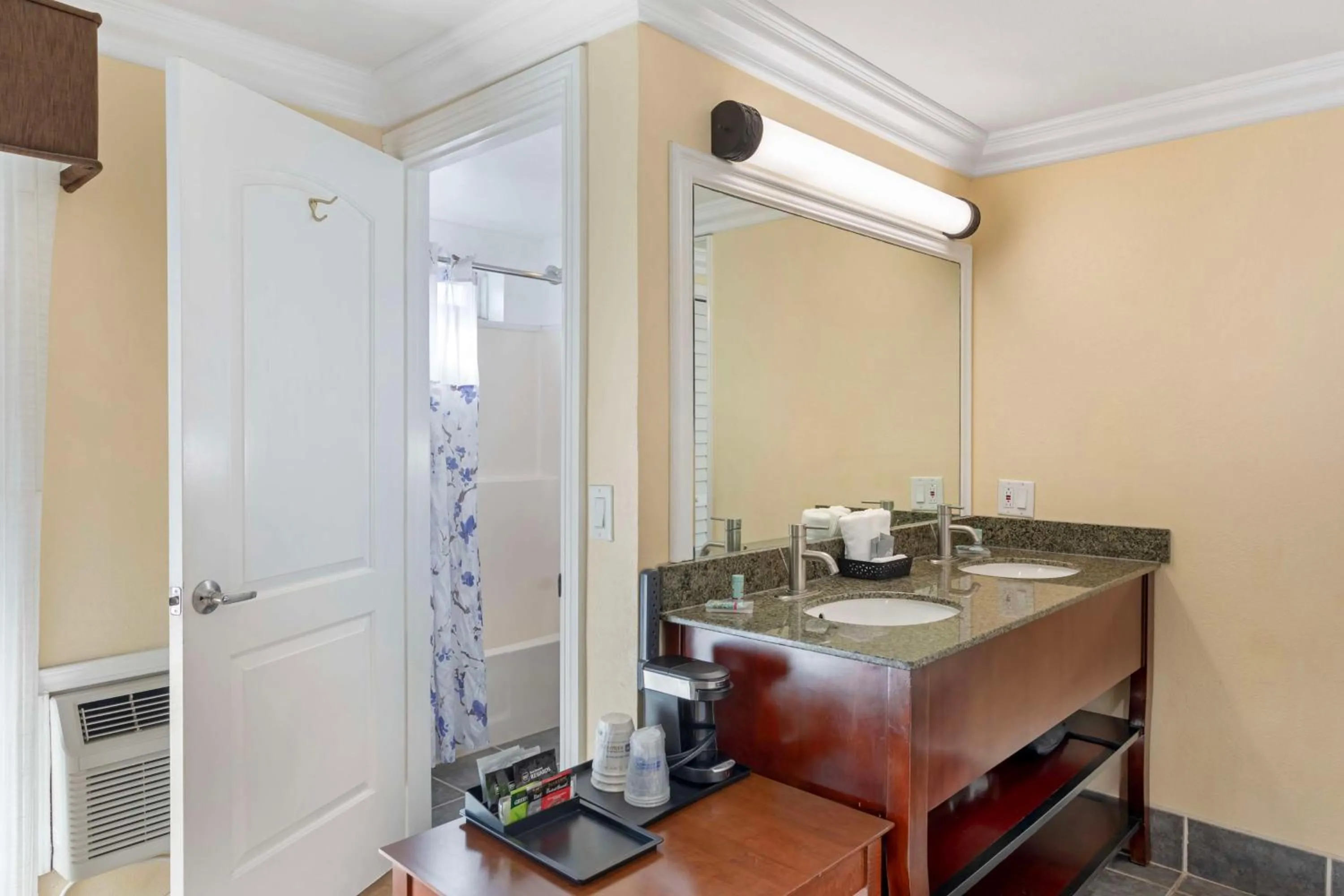 Bathroom in Best Western Harbour Inn & Suites Huntington - Sunset Beach