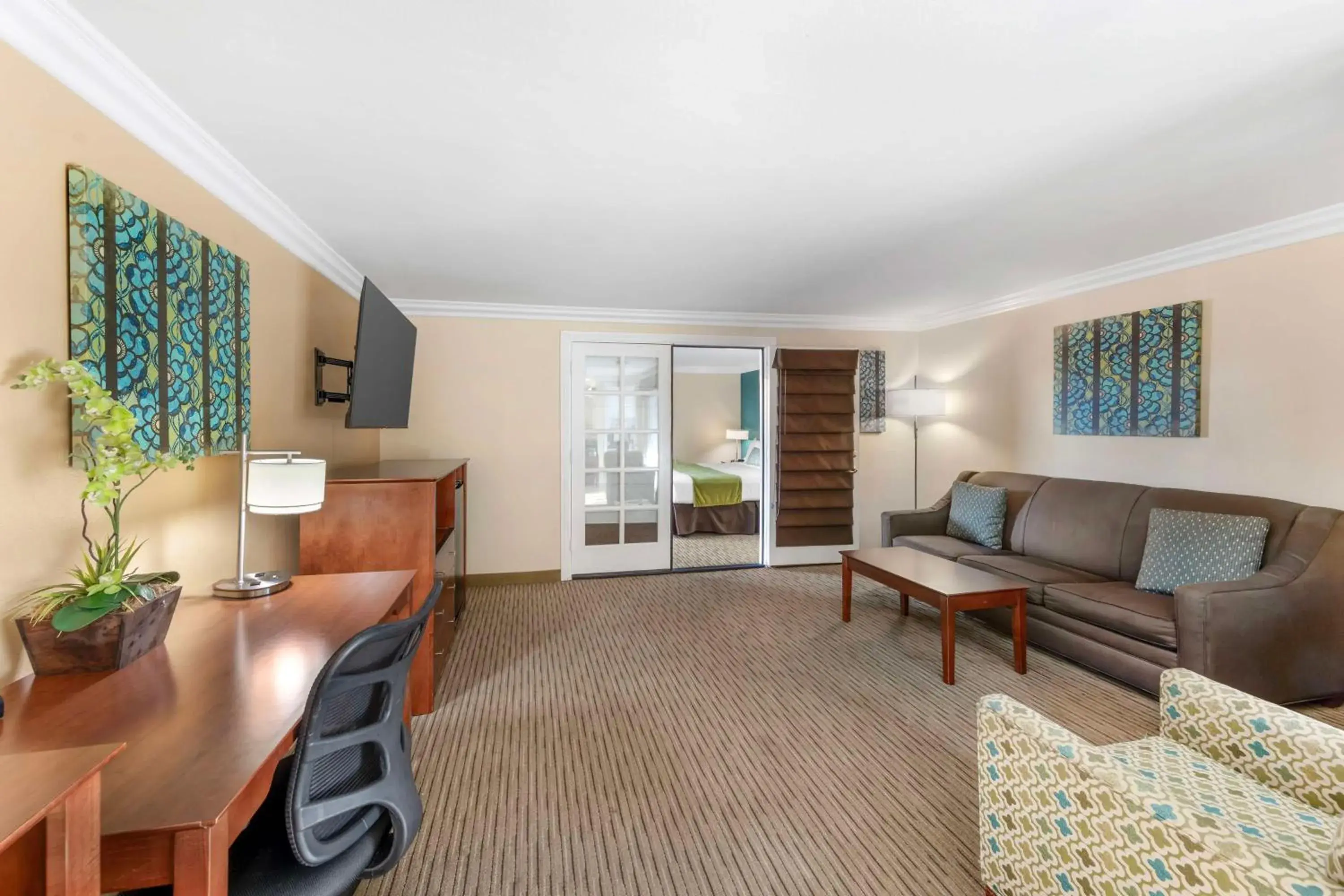 Photo of the whole room in Best Western Harbour Inn & Suites Huntington - Sunset Beach Photo of the whole room in Best Western Harbour Inn & Suites Huntington - Sunset Beach