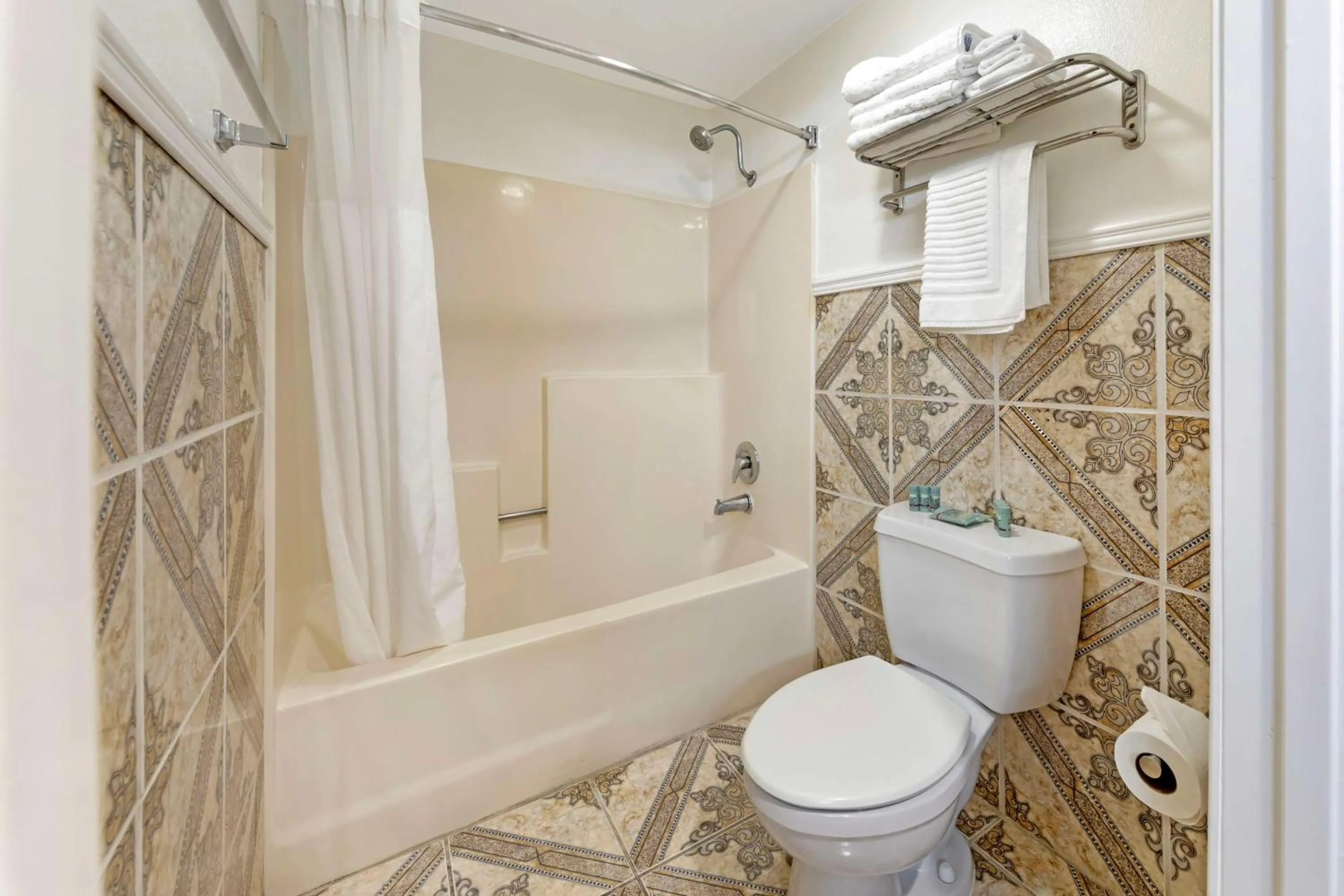 Bathroom in Best Western Harbour Inn & Suites Huntington - Sunset Beach