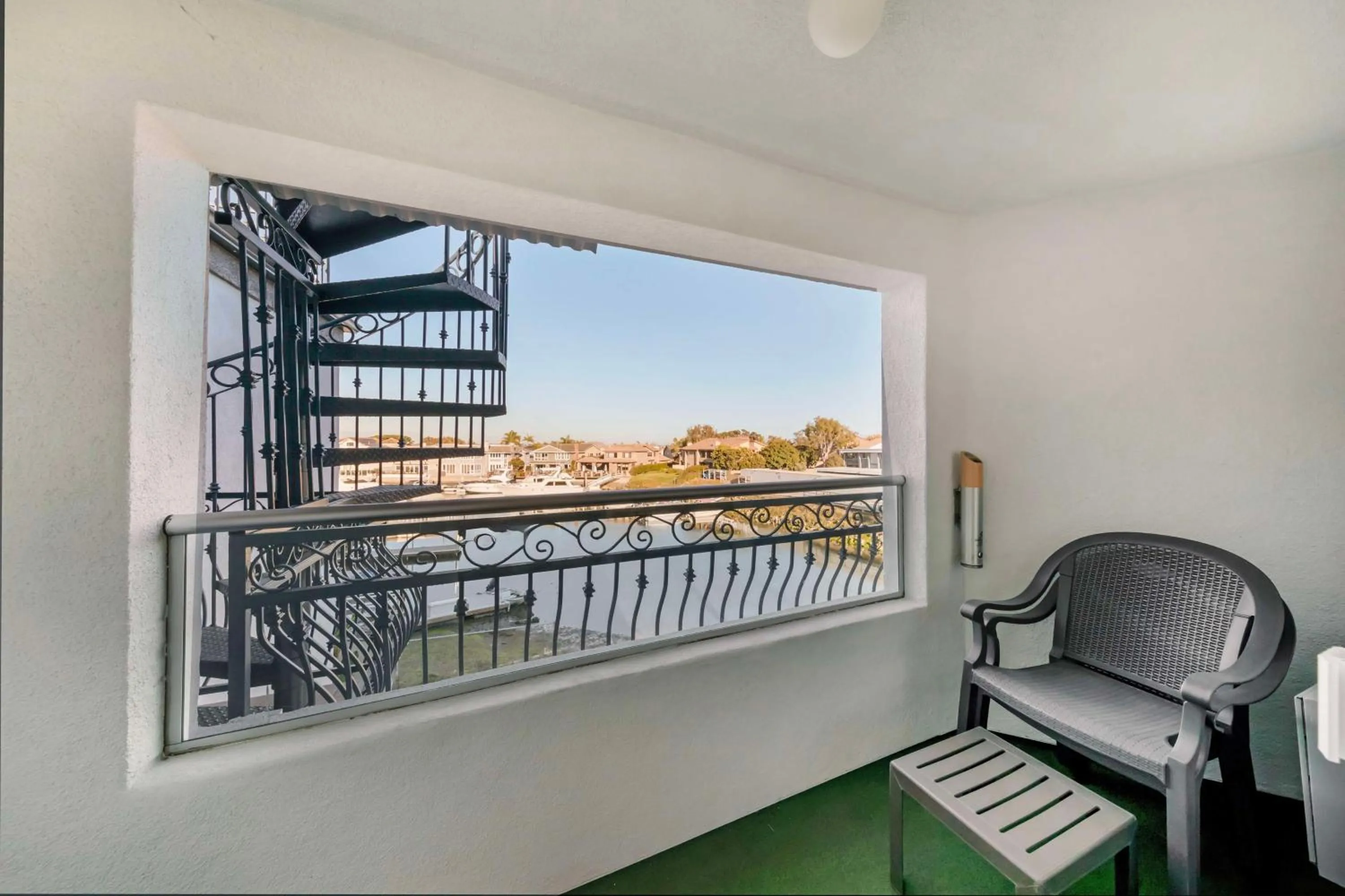 Photo of the whole room in Best Western Harbour Inn & Suites Huntington - Sunset Beach