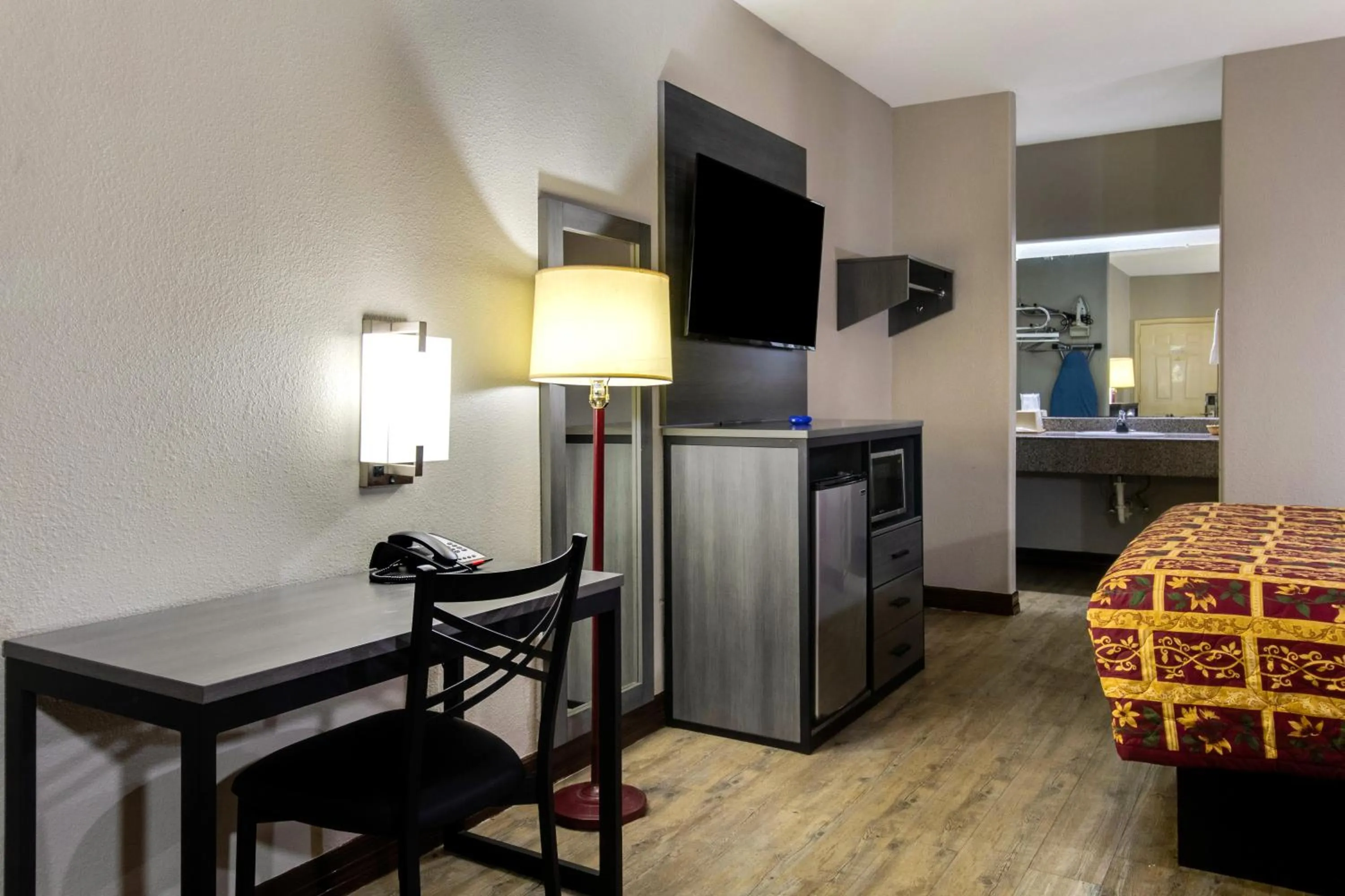 Kitchen/Kitchenette in Executive Inn & Suites