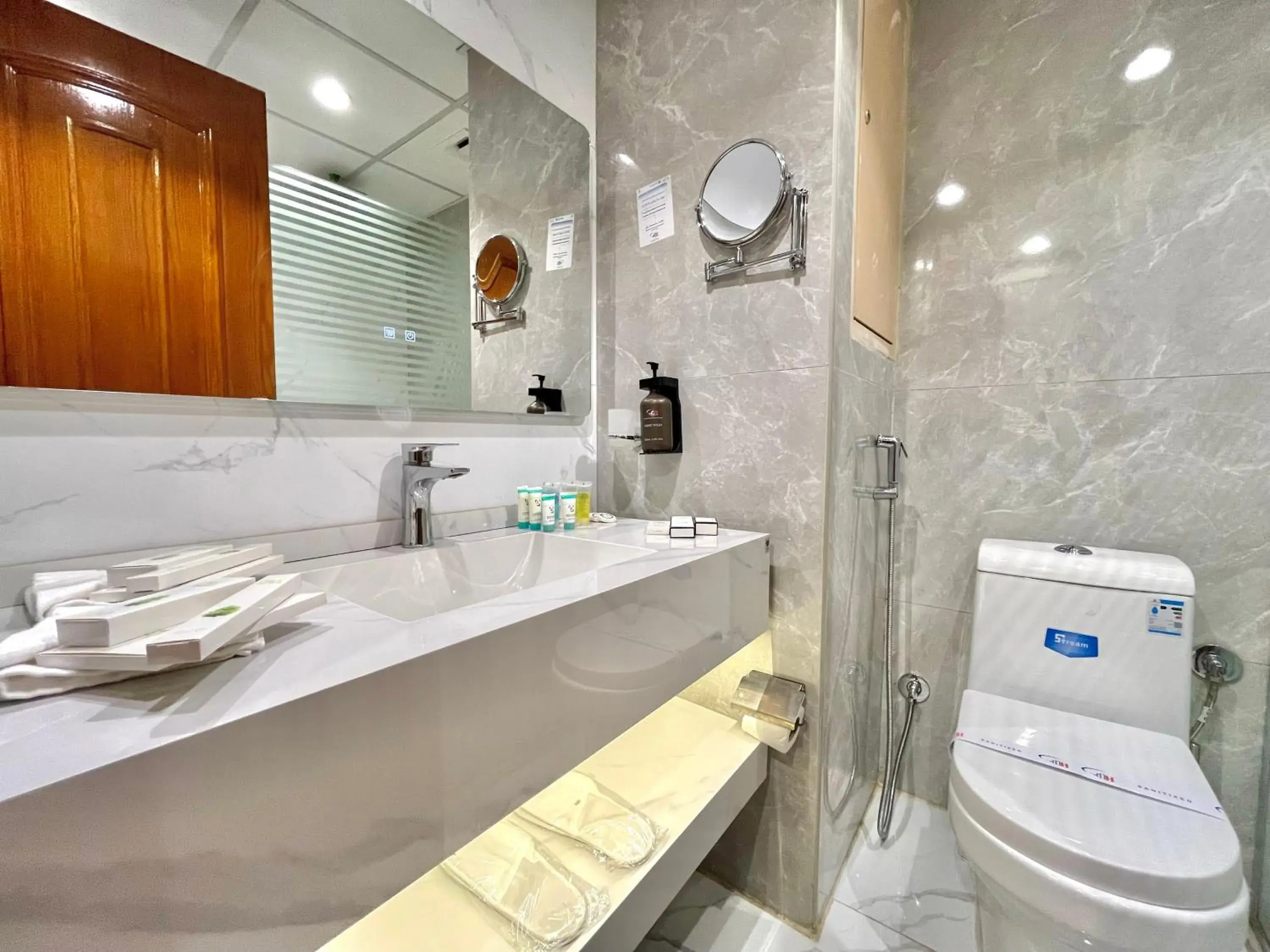 Bathroom in Zowar Alalami Hotel فندق زوار العالمي Bathroom in Zowar Alalami Hotel فندق زوار العالمي