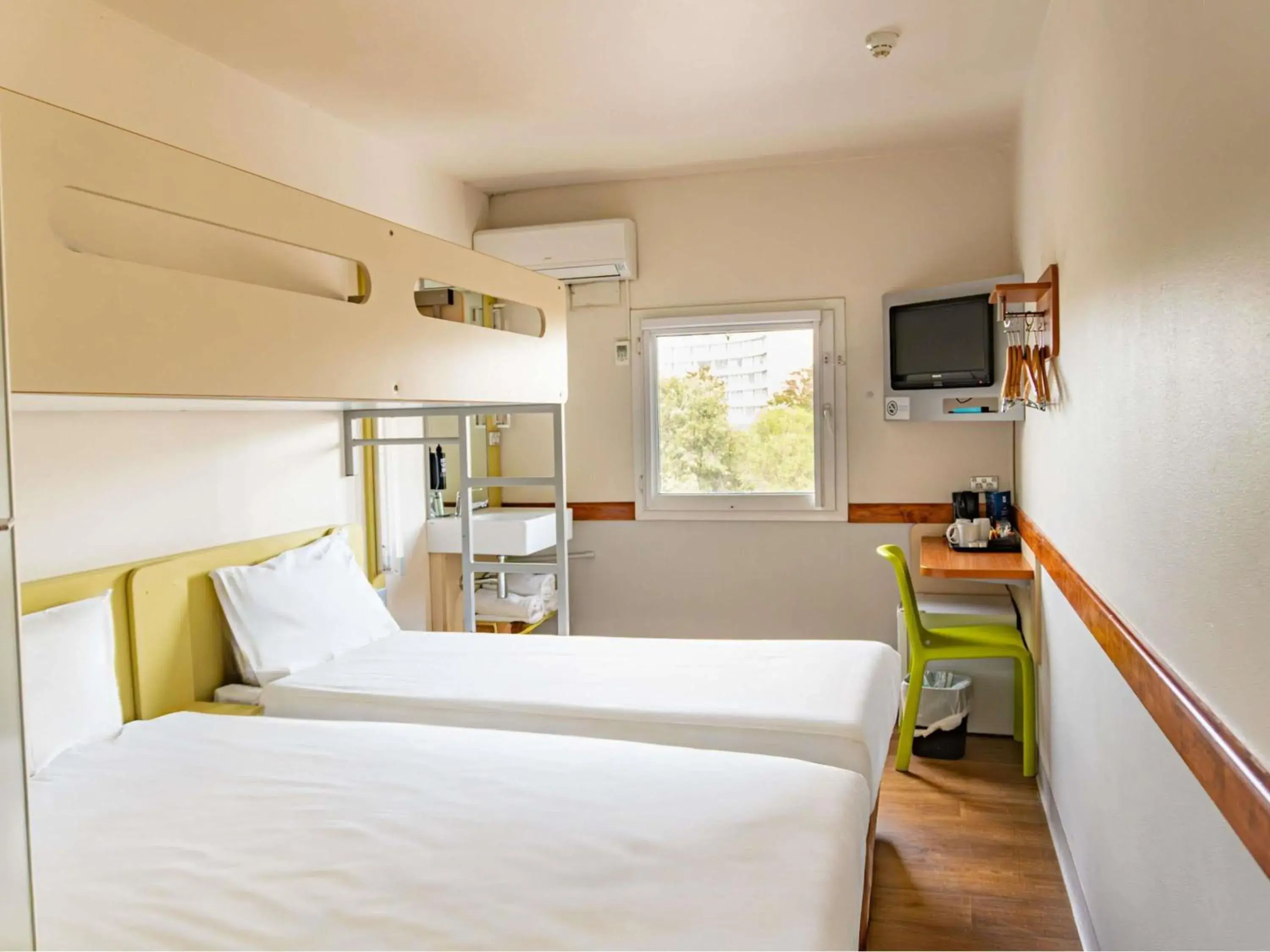 Twin Room with Bunk Bed in ibis Budget - Melbourne Airport Twin Room with Bunk Bed in ibis Budget - Melbourne Airport