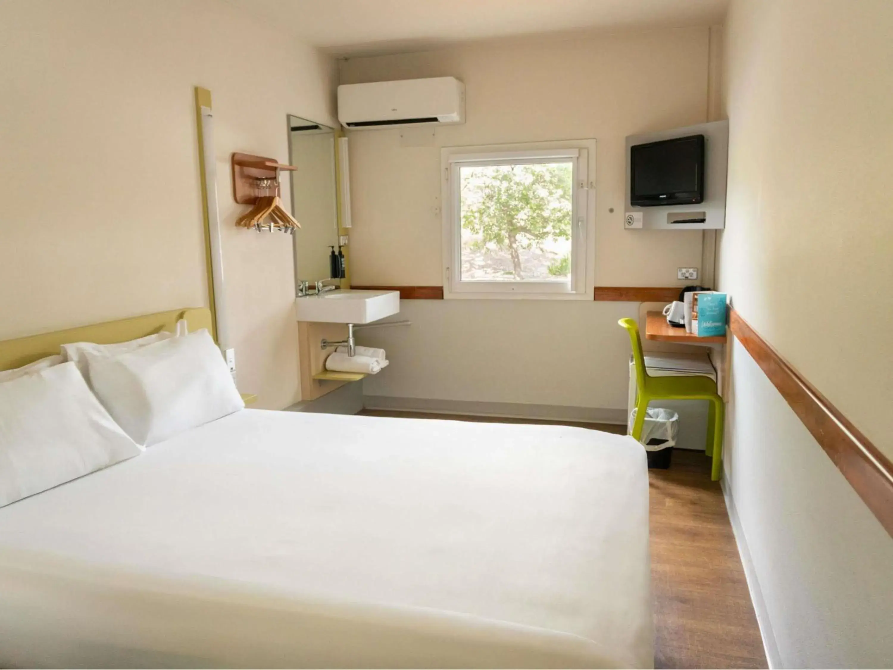 Bedroom, Bed in ibis Budget - Melbourne Airport Bedroom, Bed in ibis Budget - Melbourne Airport