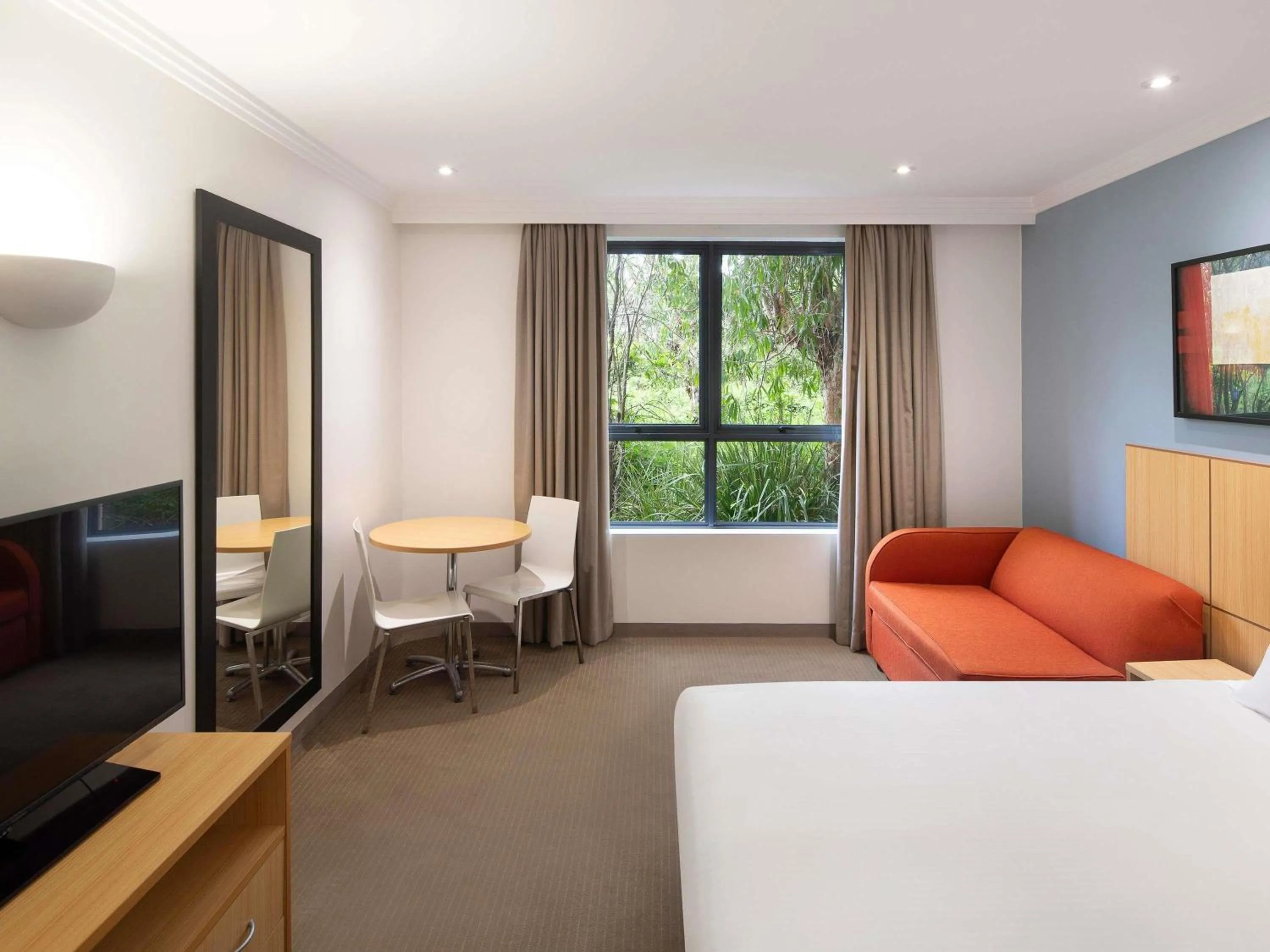 Bedroom, Bed in Mercure Brisbane Garden City