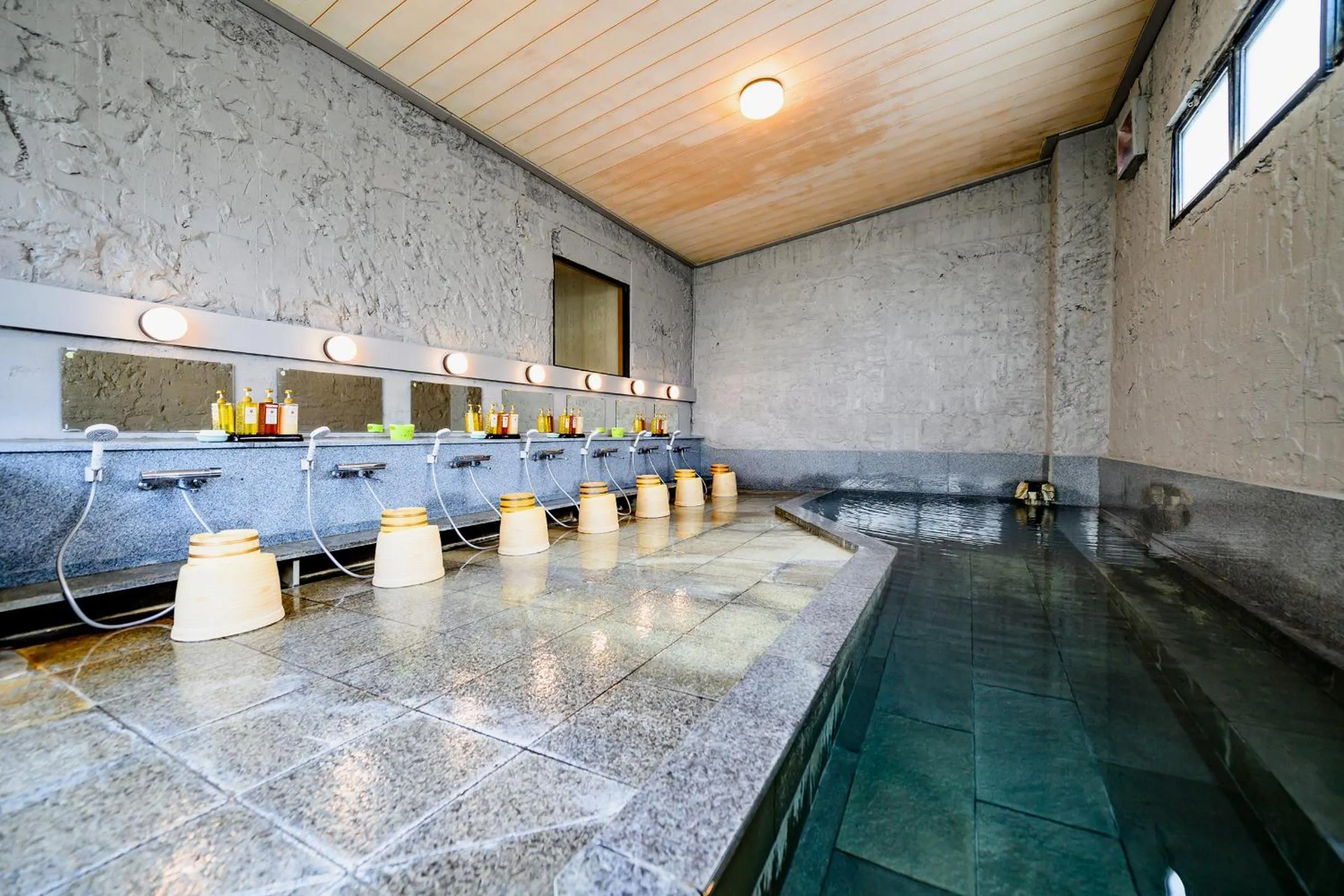 Hot Spring Bath in Ogiwarakan