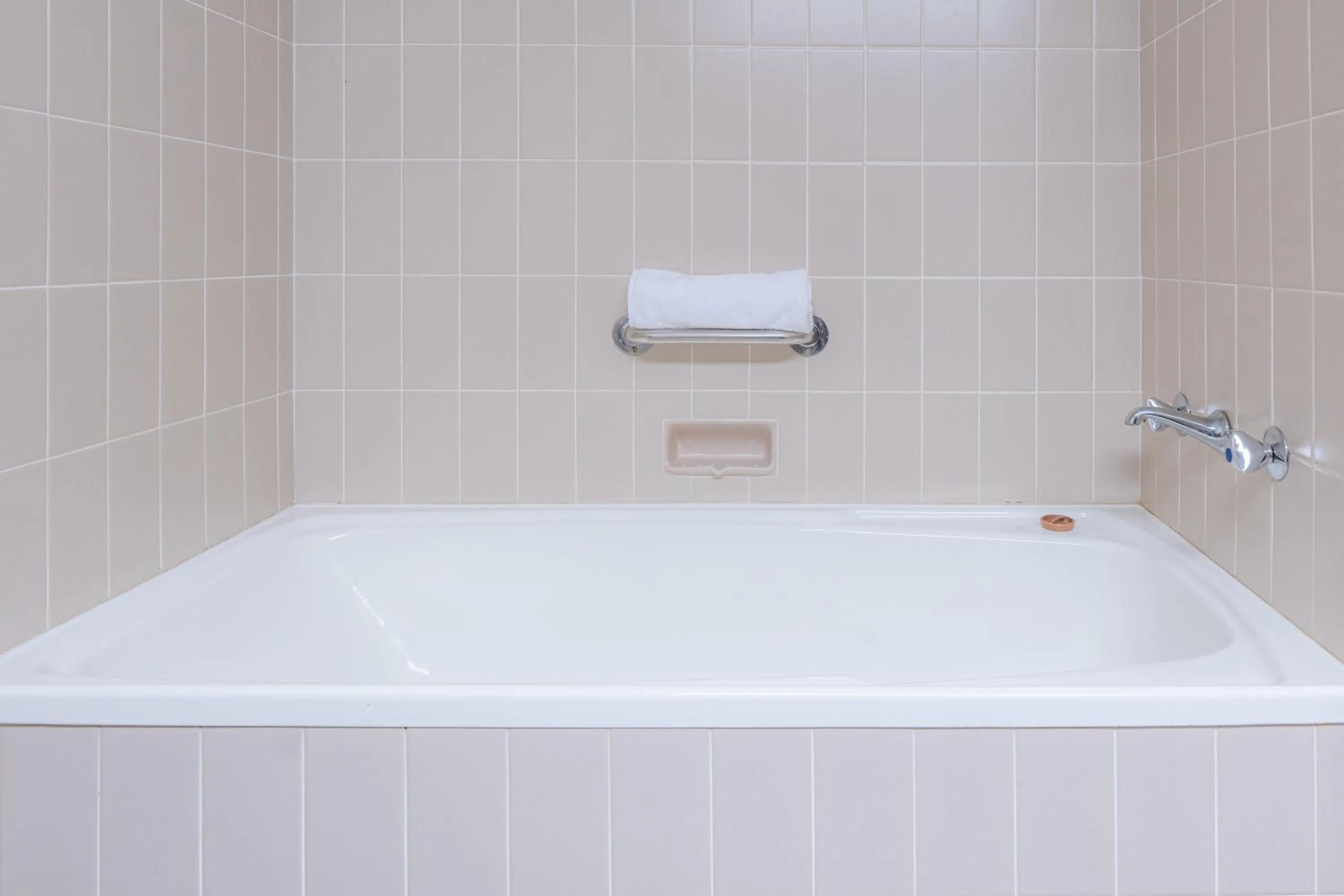 Bath in Quality Hotel Ambassador Perth