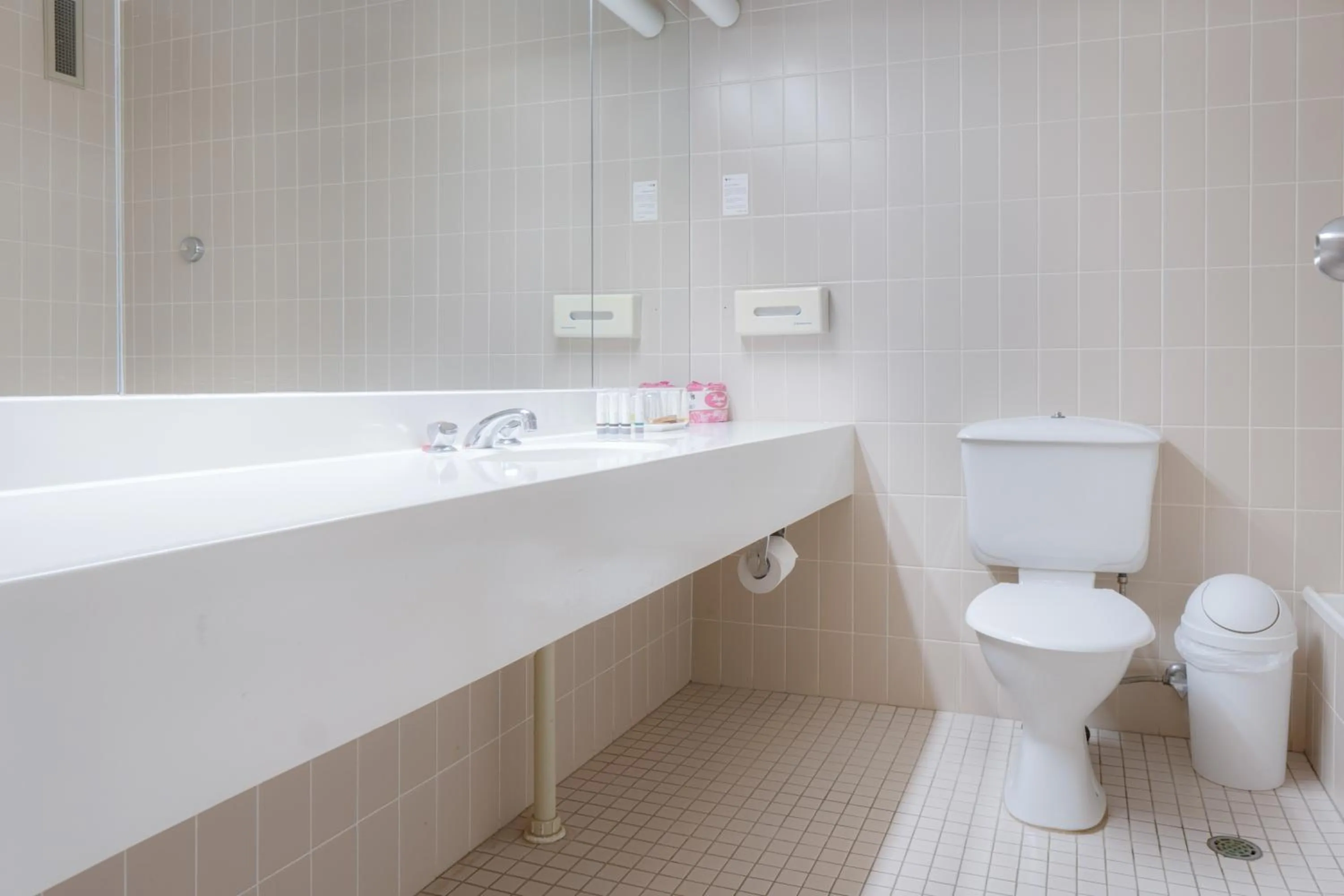 Toilet in Quality Hotel Ambassador Perth