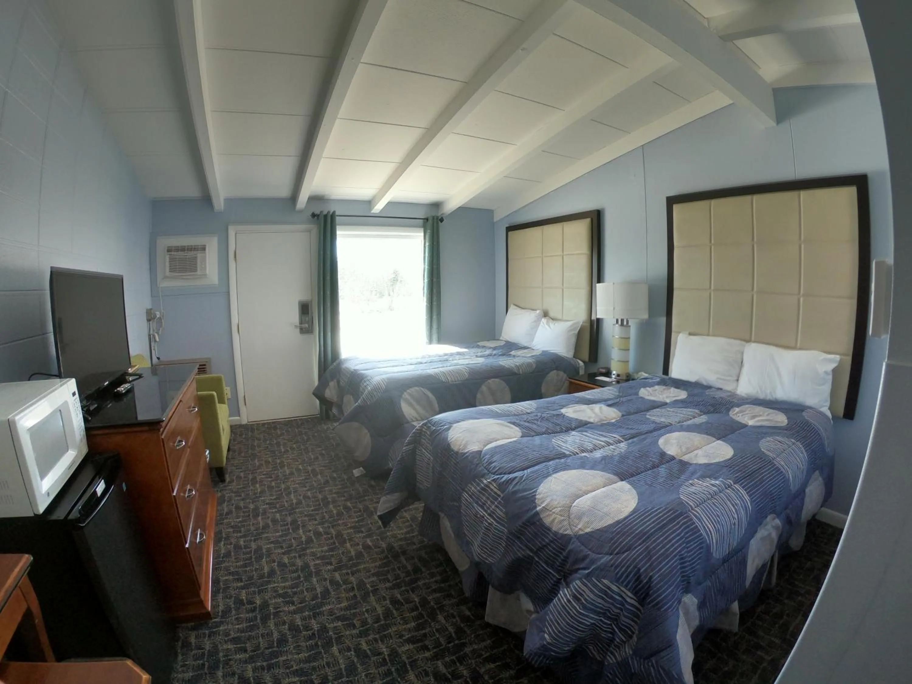 Bed in Copper Lantern Motor Lodge