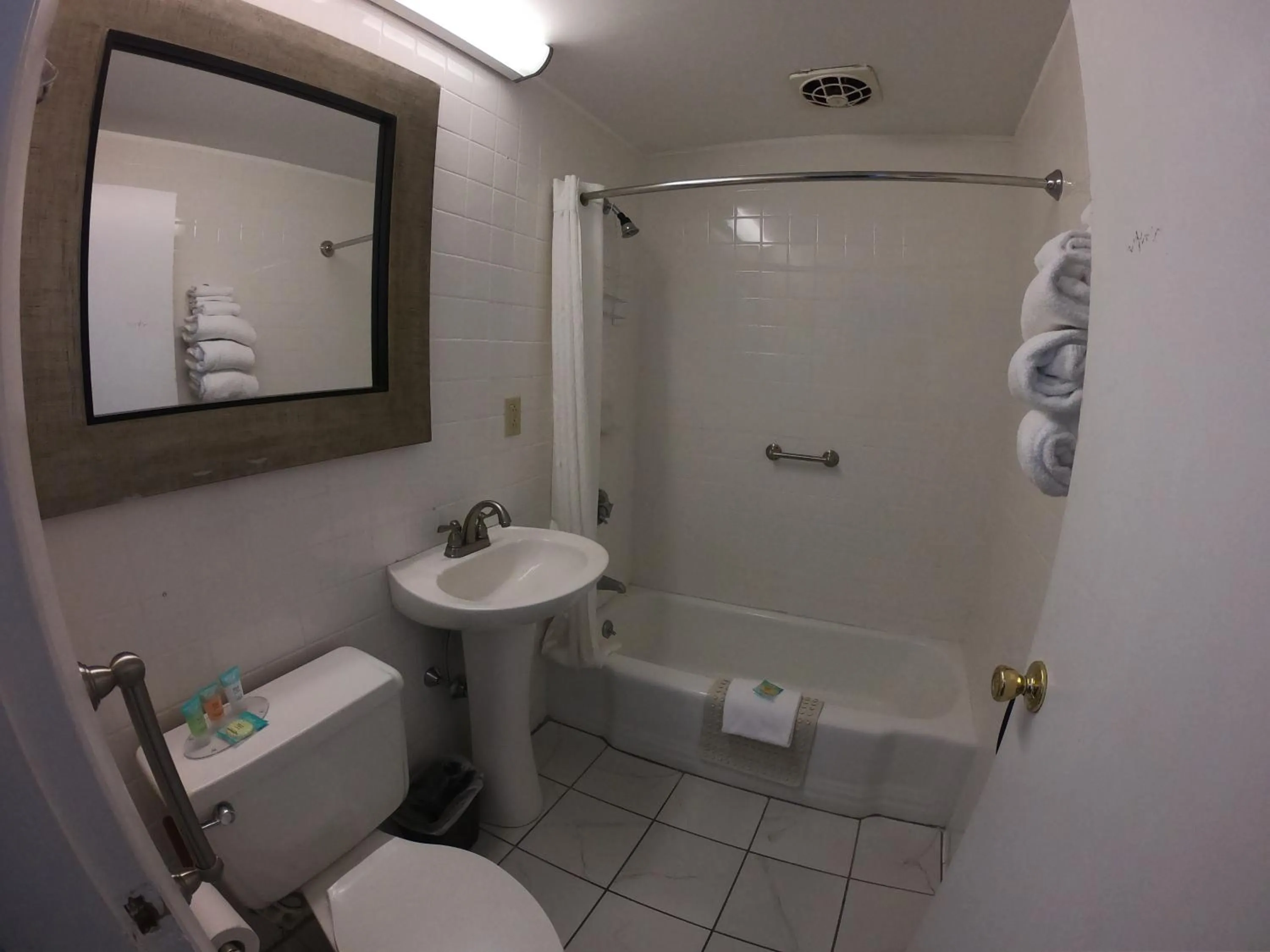 Bathroom in Copper Lantern Motor Lodge