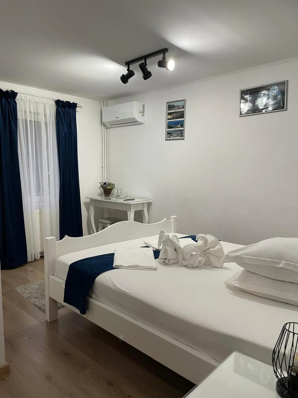 Bed in Pensiunea Ana Cristina