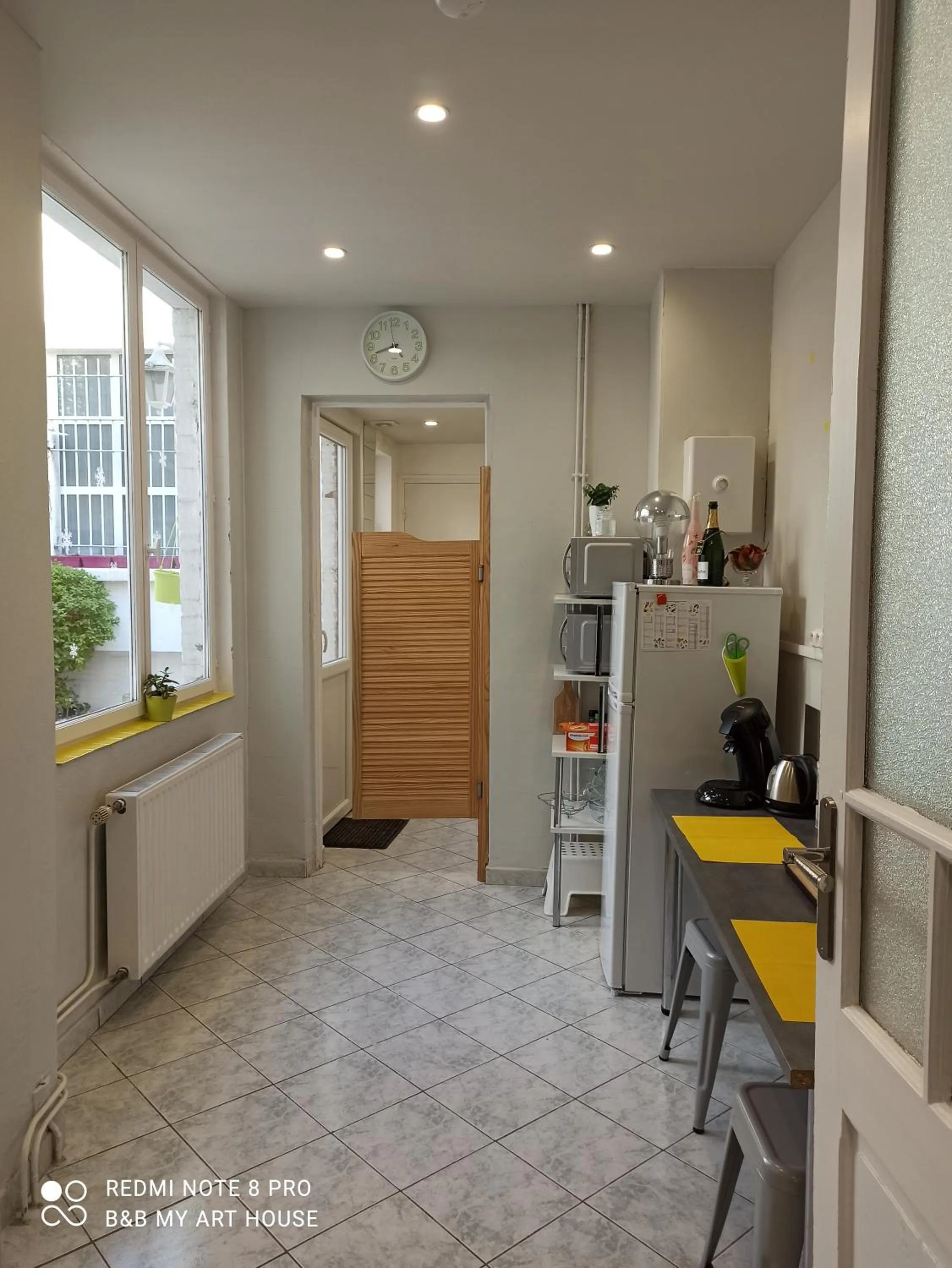 Communal kitchen in B&B My Art House (Douai Centre)