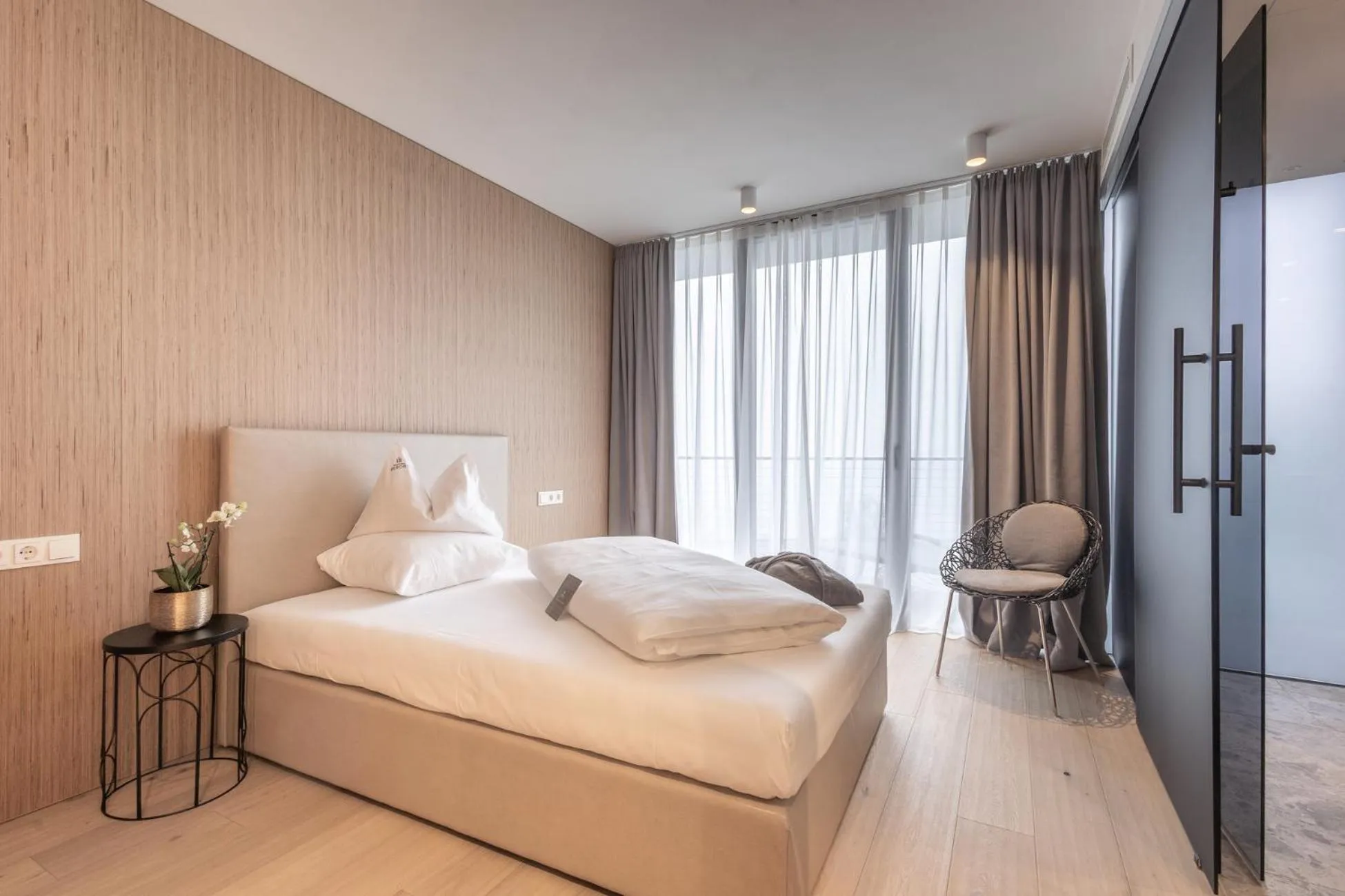 Photo of the whole room, Bed in Hotel Mitterplatt (Schenna Resort)