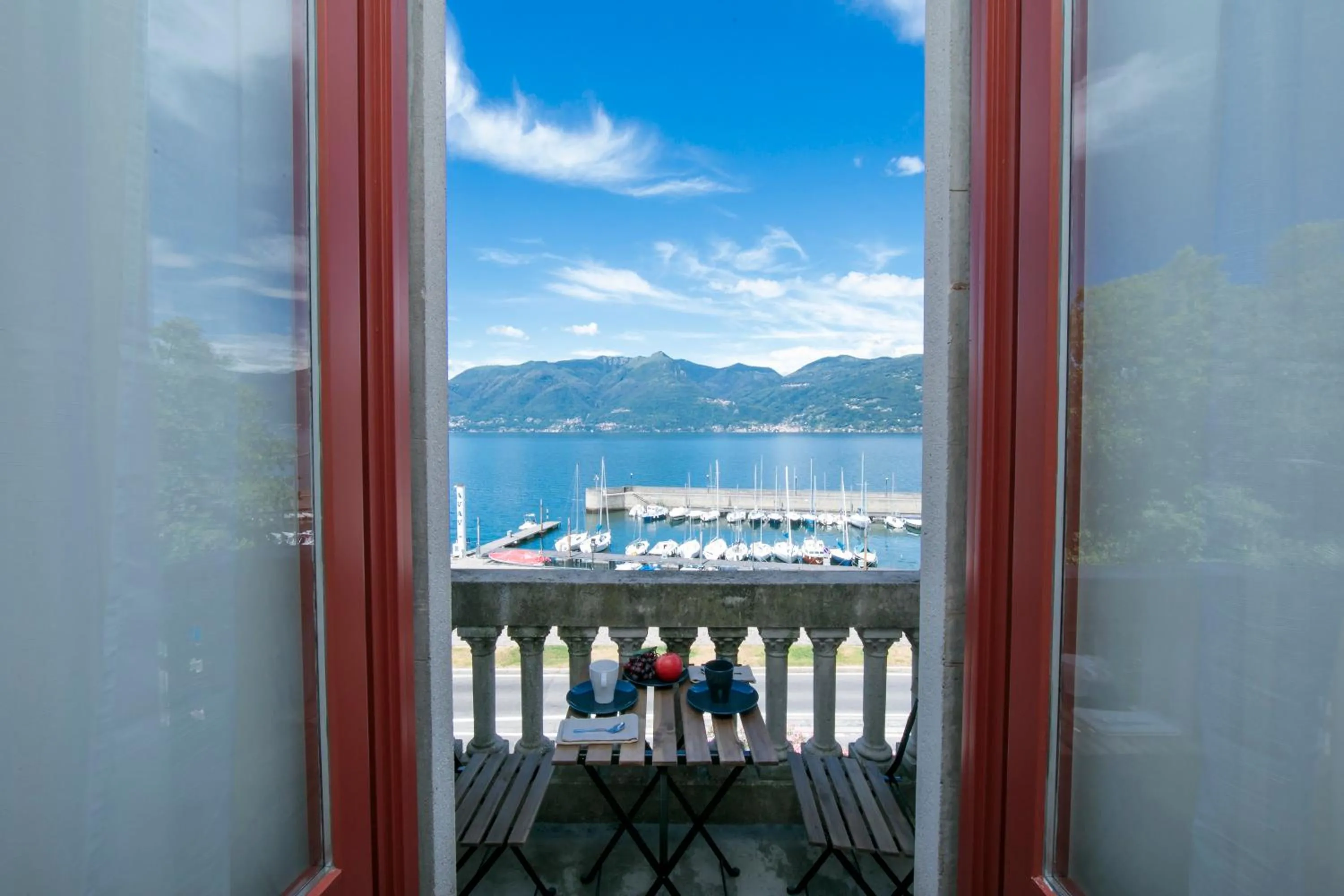 Balcony/Terrace in Residenza Oleandro Lake View Luino Center - Happy Rentals