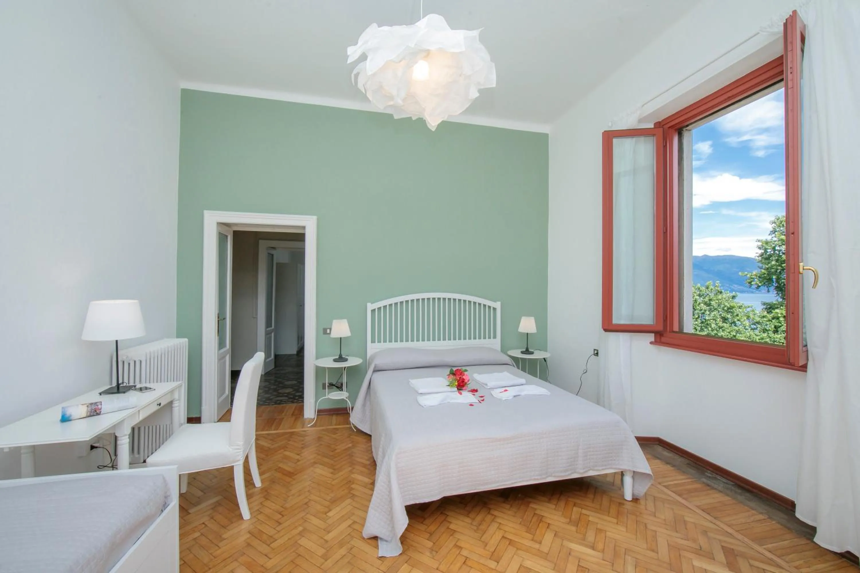 Bedroom, Bed in Residenza Oleandro Lake View Luino Center - Happy Rentals